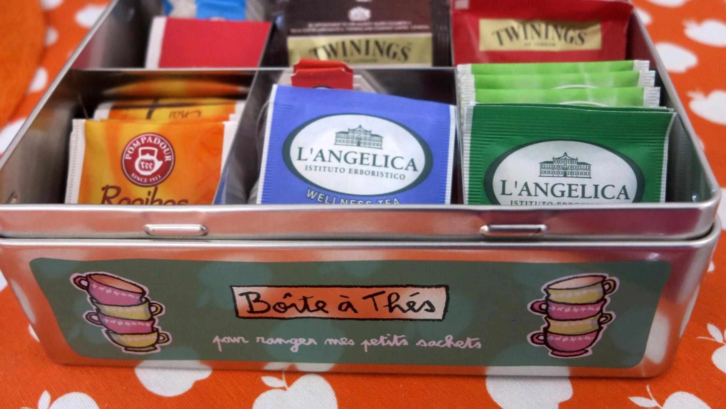 Communal lounge/ TV room in MAD Bed & Breakfast