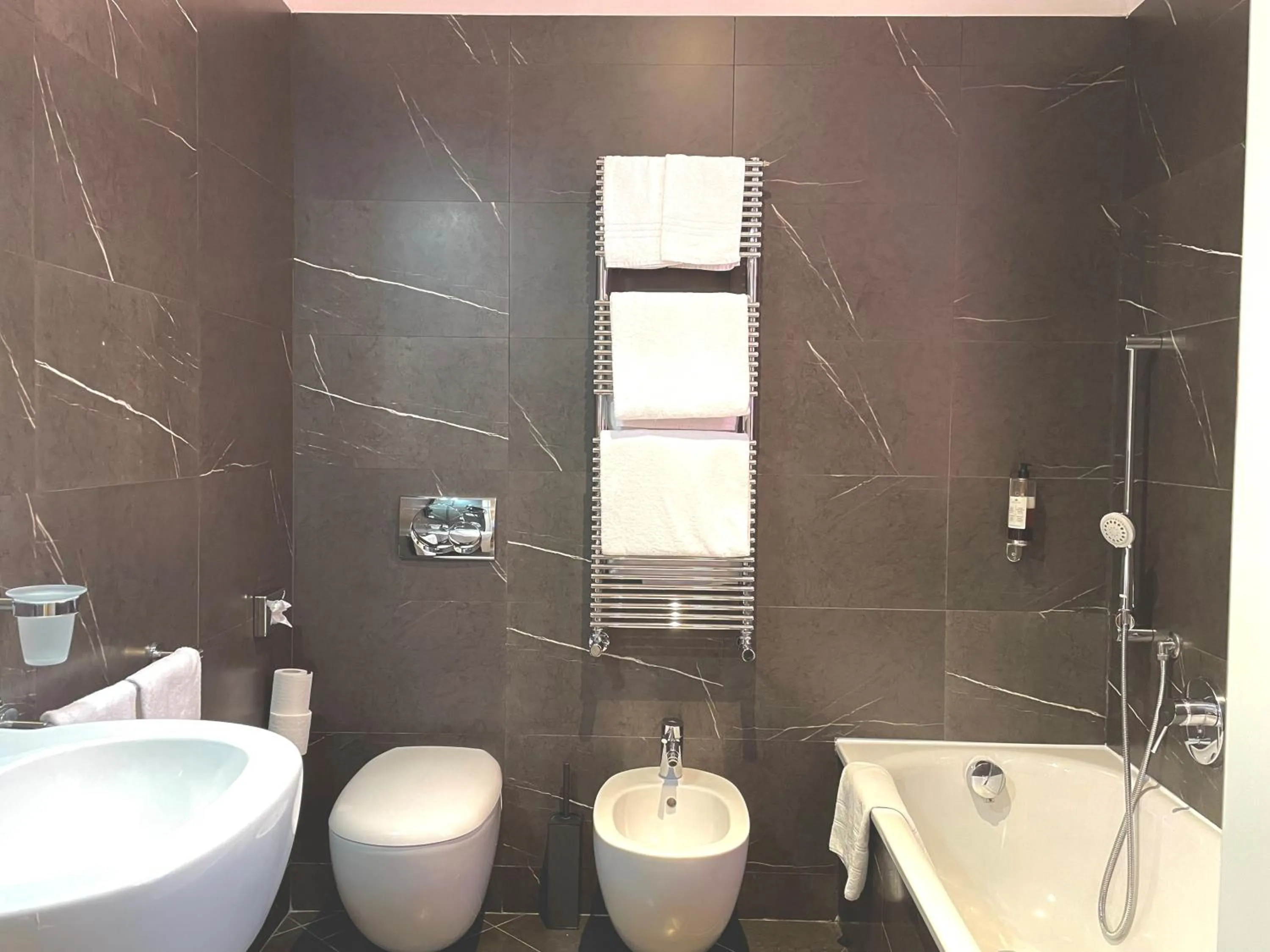 Bath in Hotel Dell'Opera