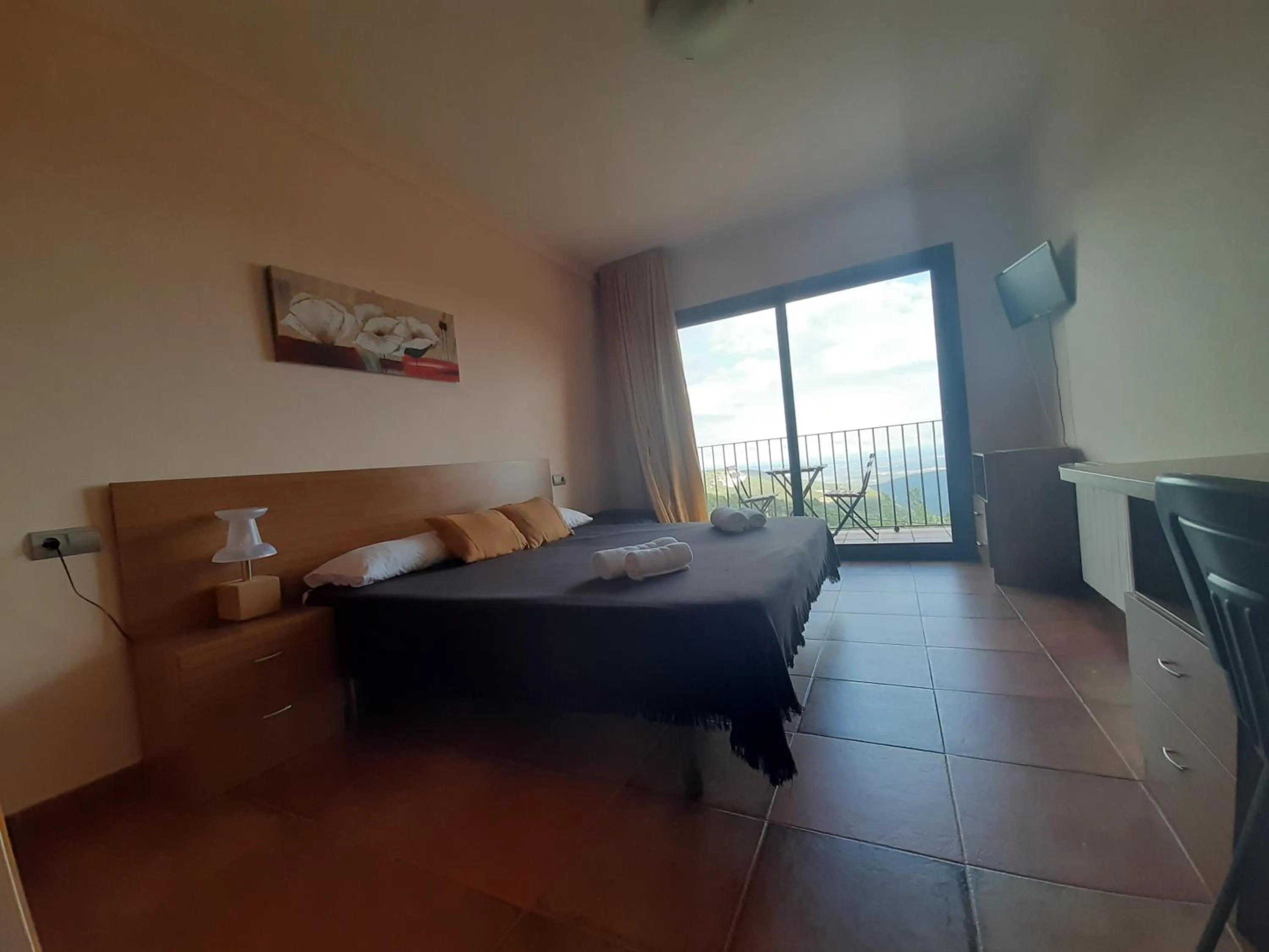 Photo of the whole room, Bed in Cor De Prades
