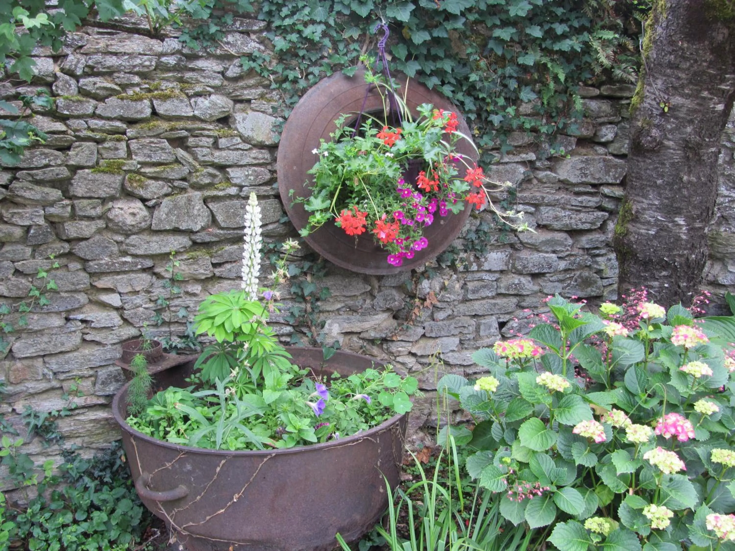 Garden view in Le couvent de Jouels