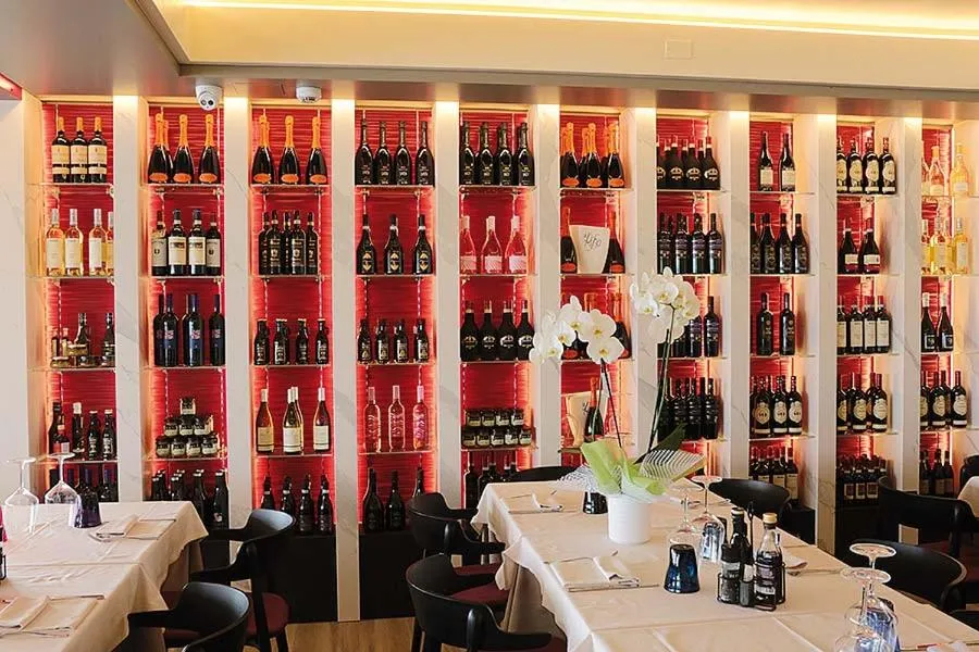 Restaurant/places to eat in Hotel Aurora