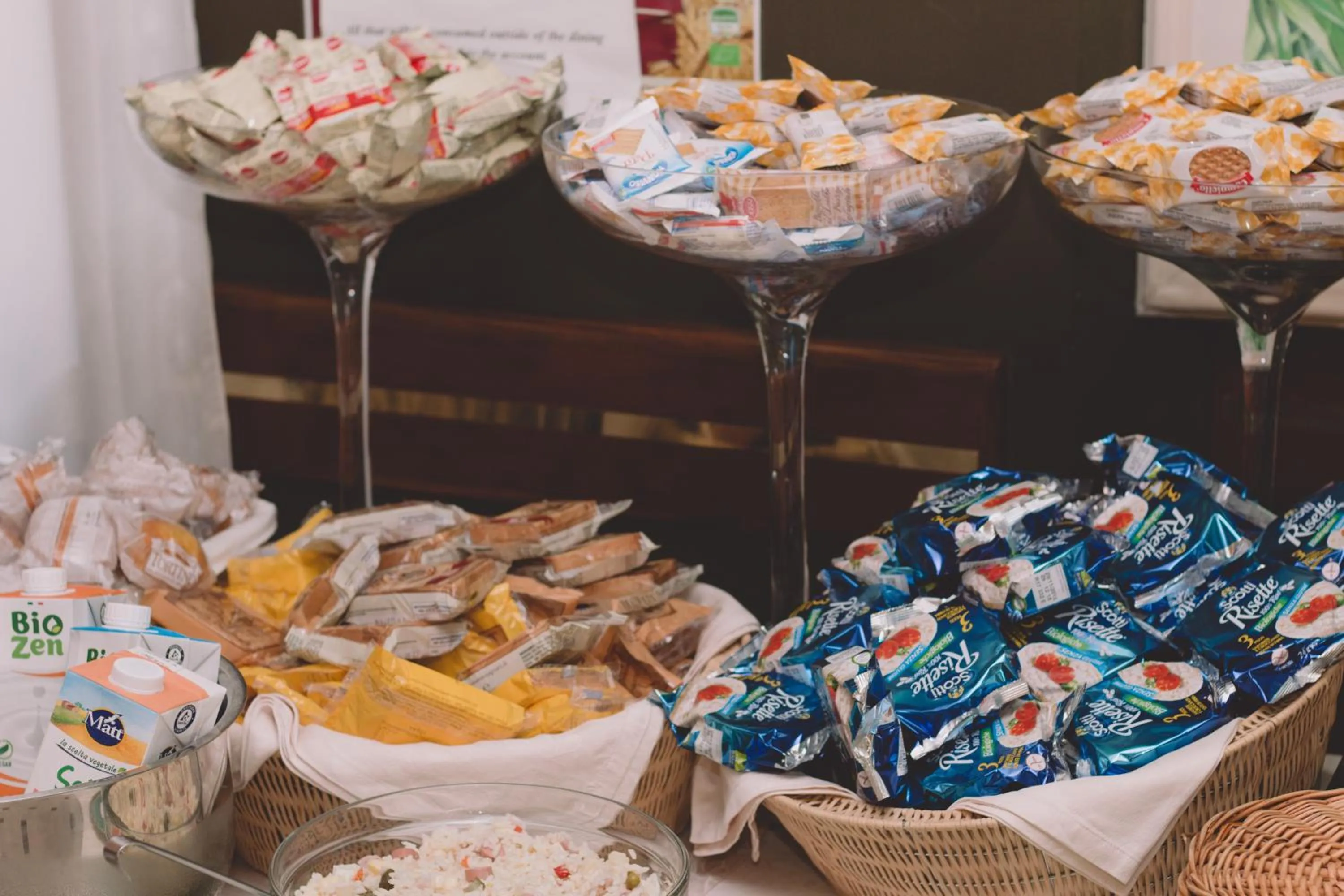 Restaurant/places to eat in Hotel Aurora