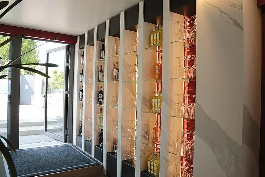 Restaurant/places to eat in Hotel Aurora