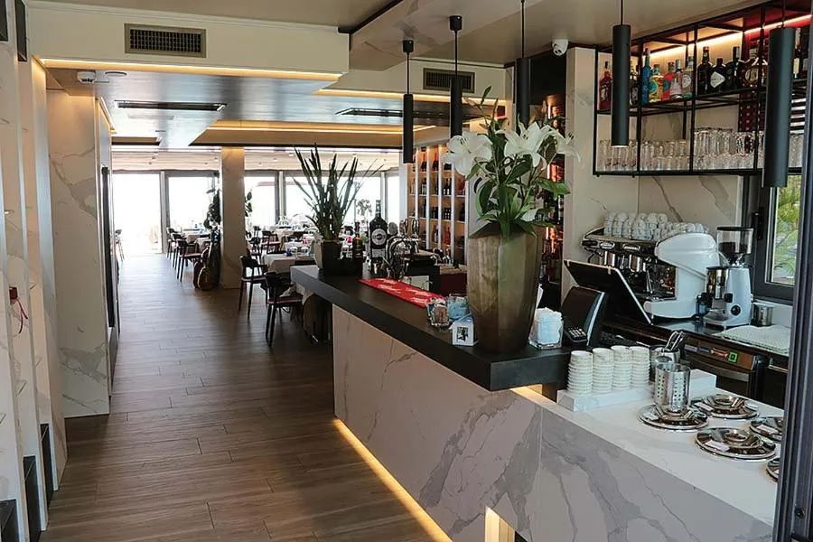 Restaurant/places to eat in Hotel Aurora