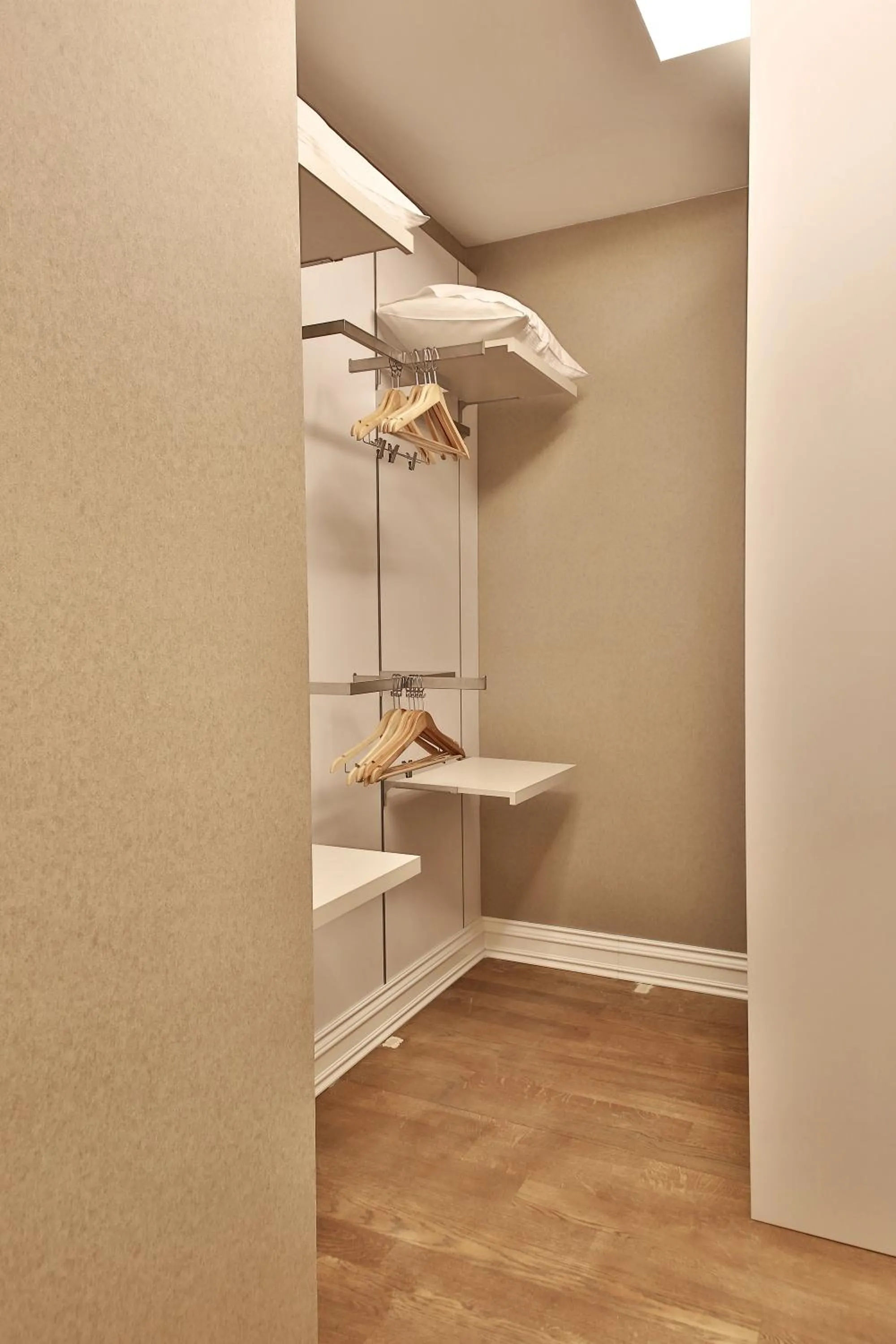 wardrobe in Bof Hotels Ceo Suites Atasehir