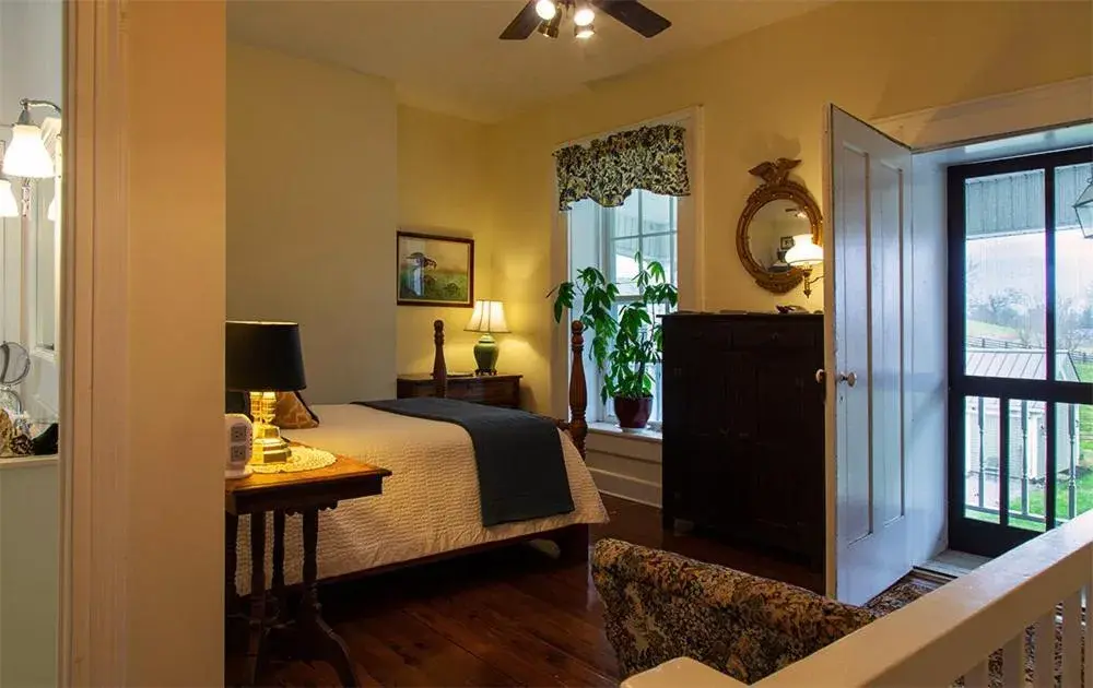 Deluxe Double Room with Shower in The Denny House Deluxe Double Room with Shower in The Denny House