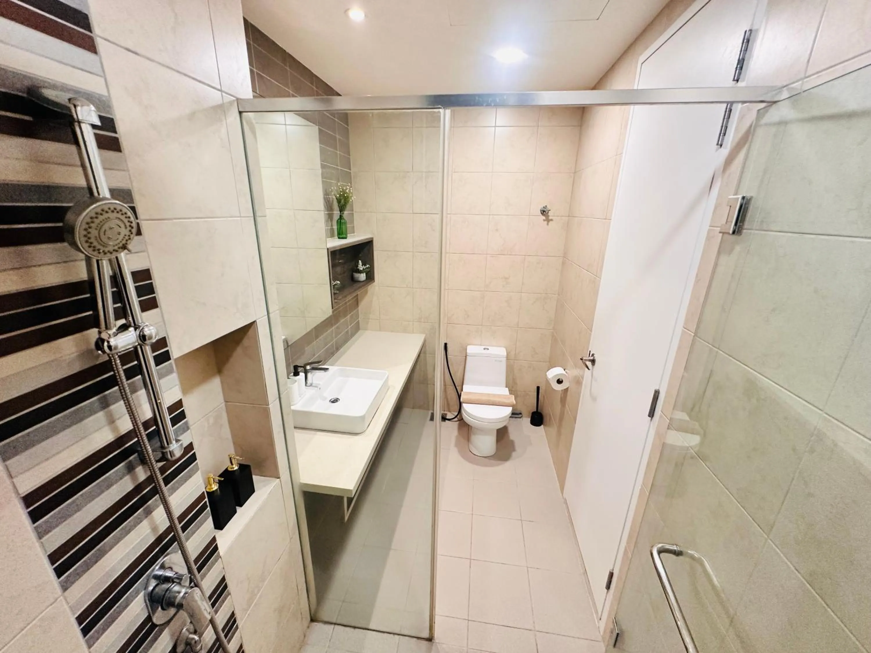 Shower in The Robertson Bukit Bintang