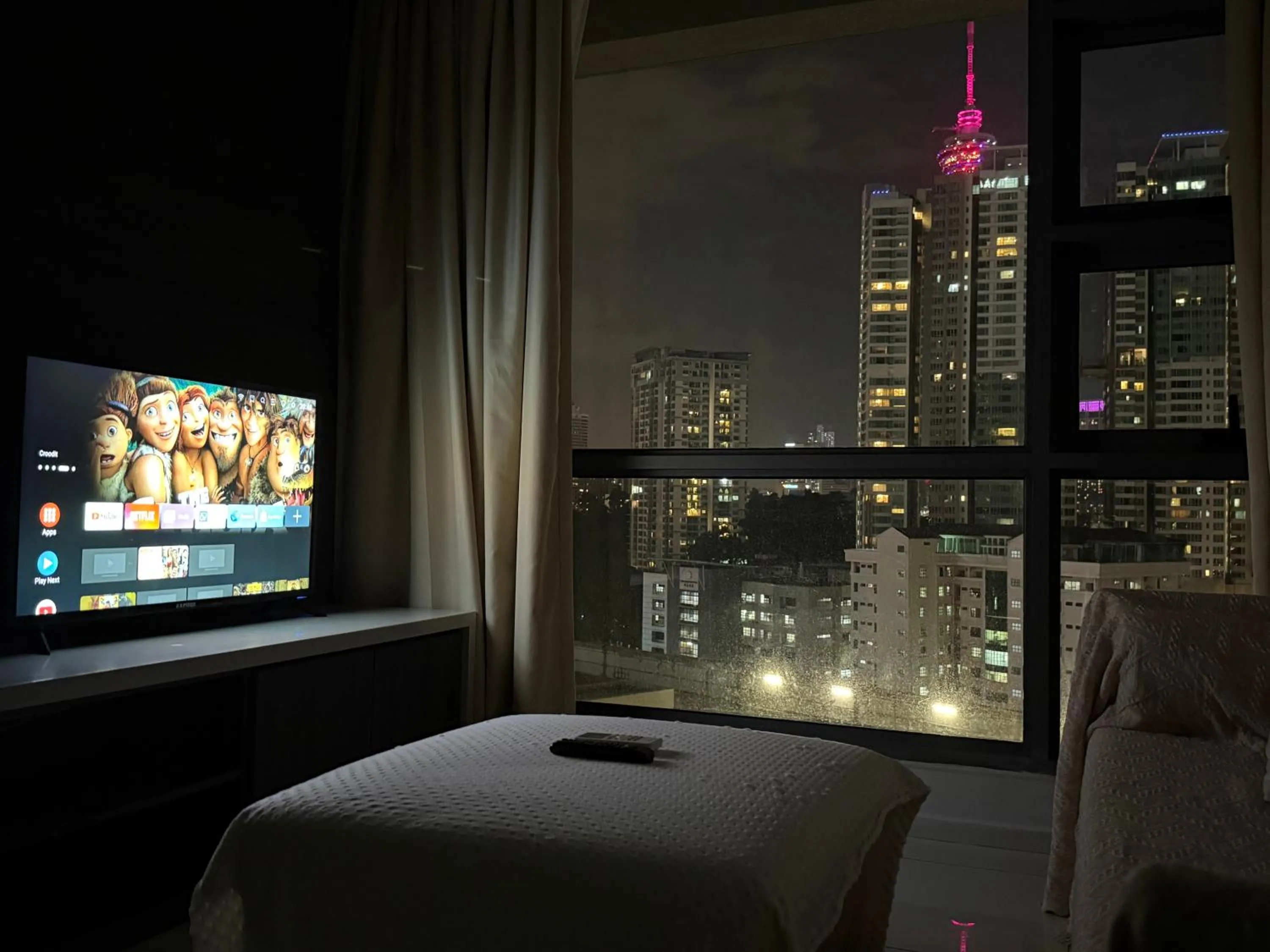 Communal lounge/ TV room, Bed in The Robertson Bukit Bintang