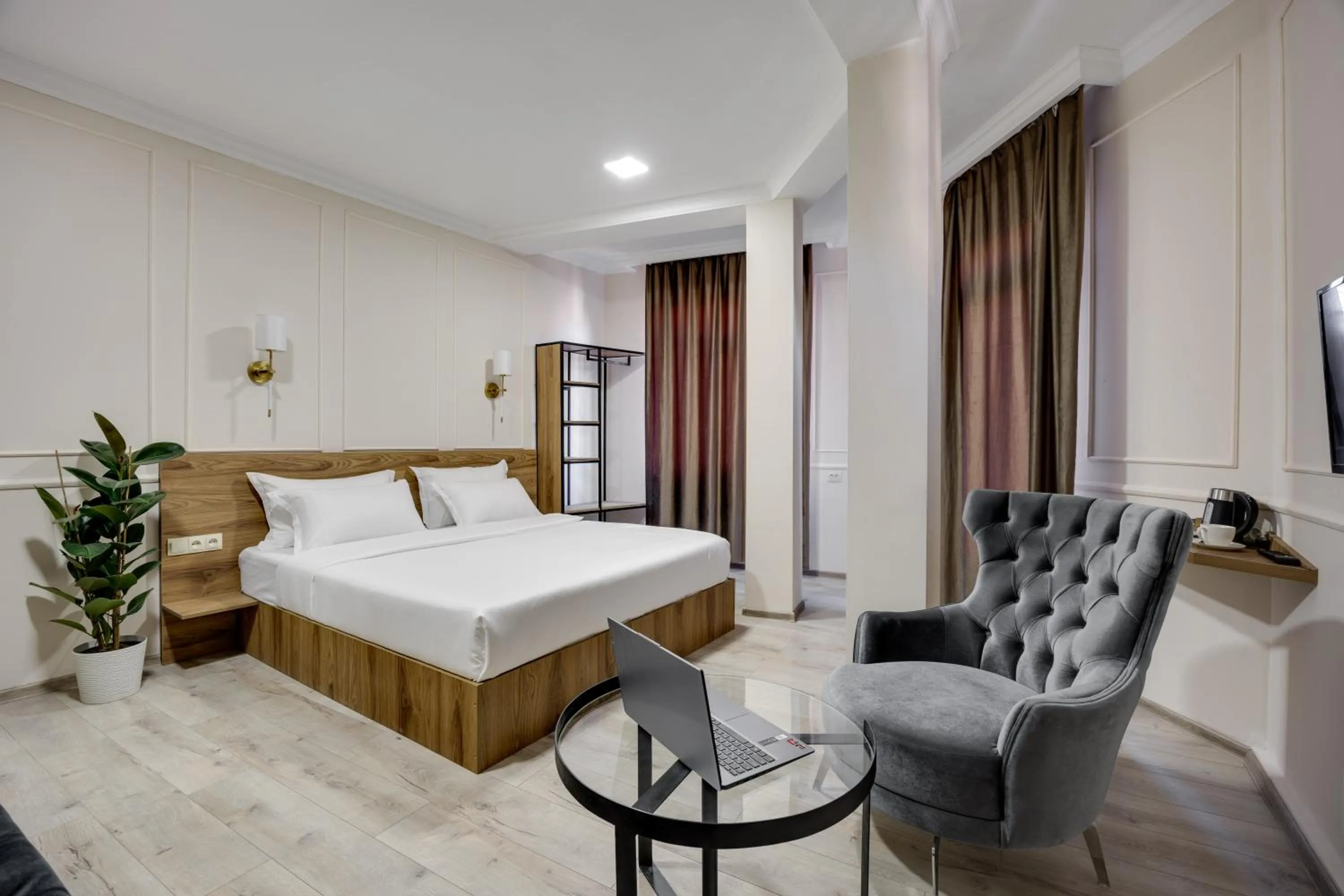 Living room, Bed in Regraph Hotel