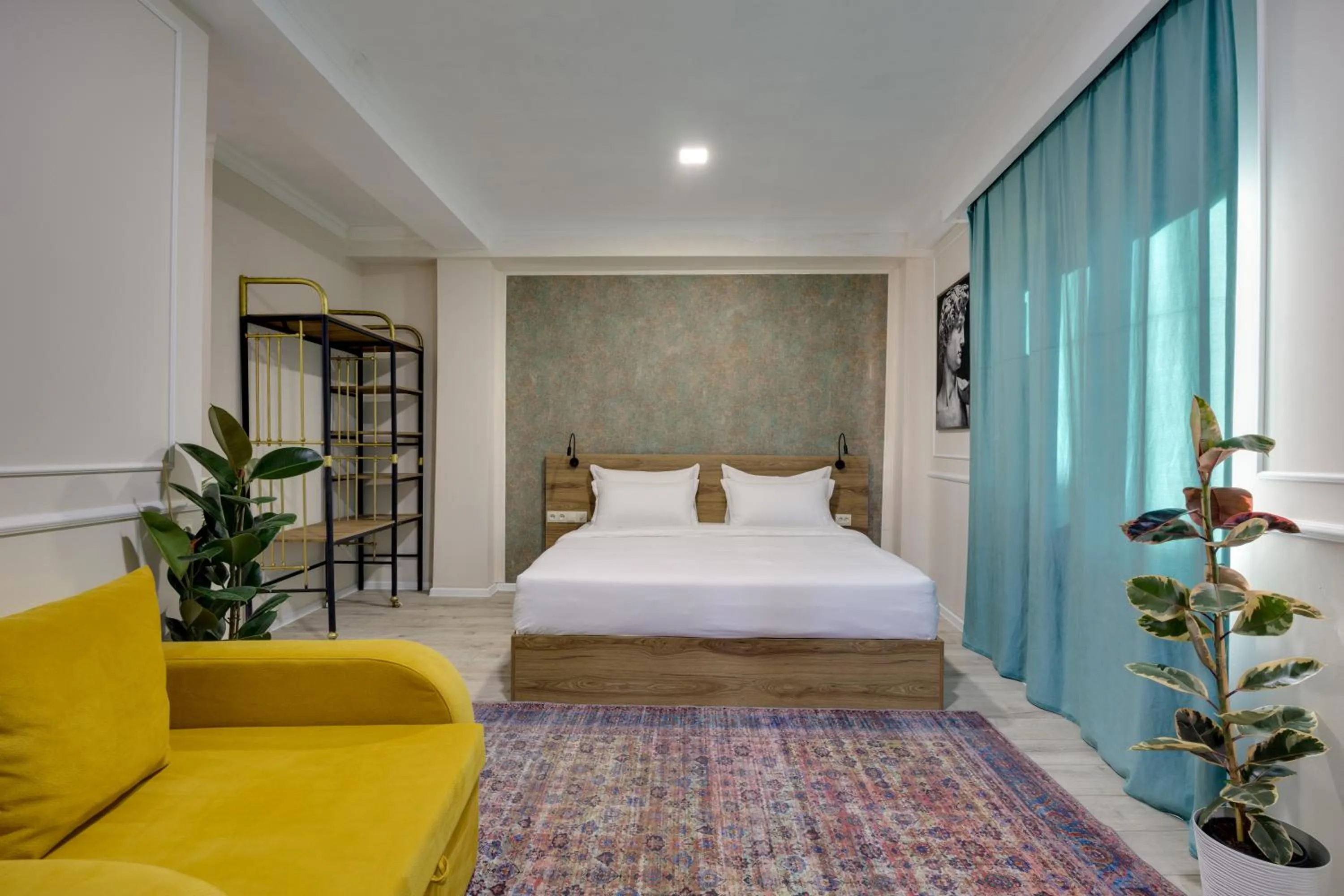 Living room, Bed in Regraph Hotel