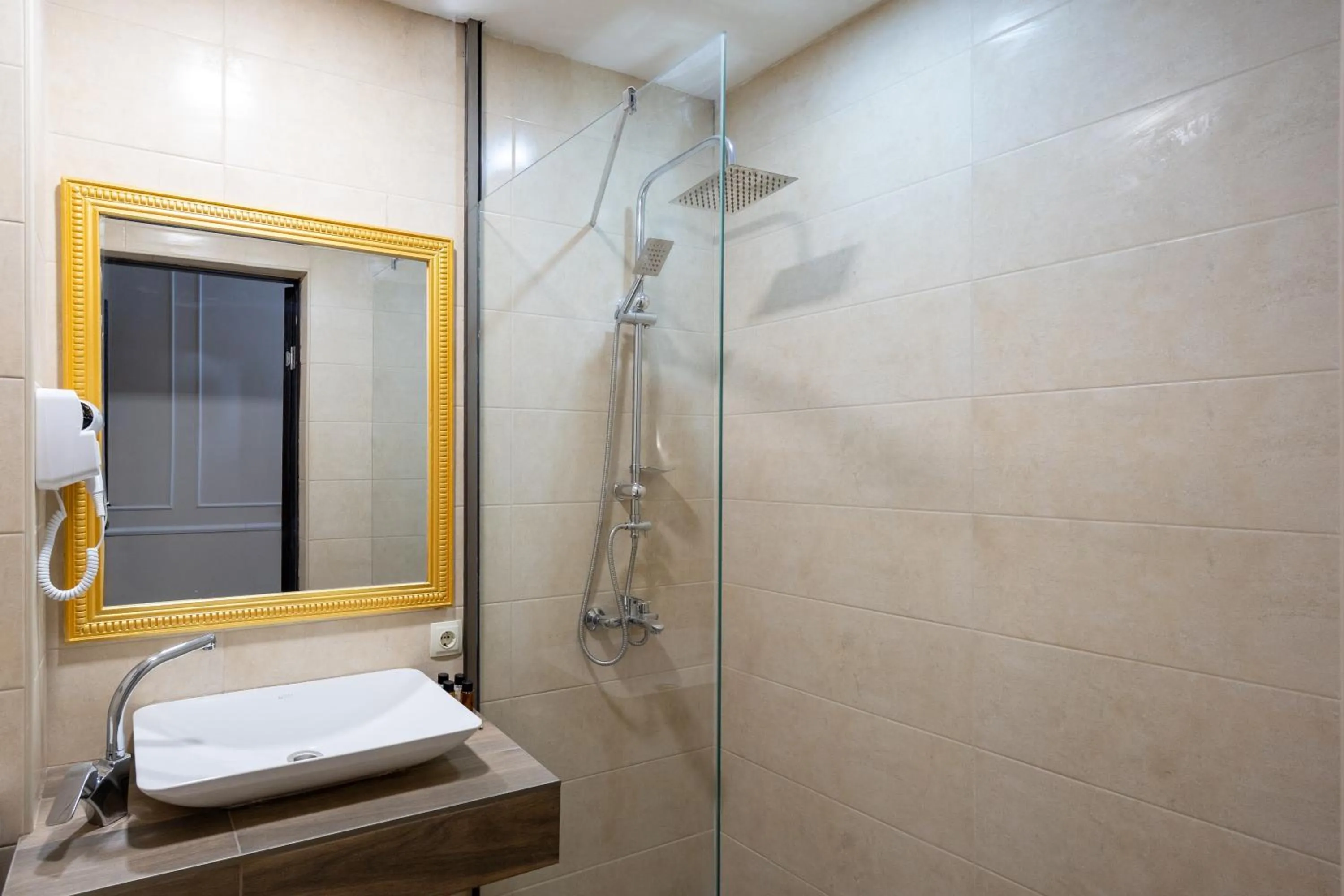 Bathroom in Regraph Hotel