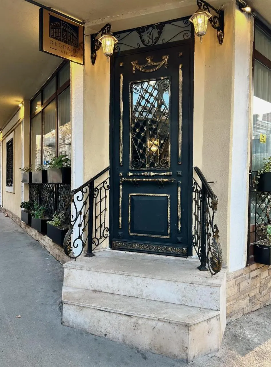 Facade/entrance in Regraph Hotel