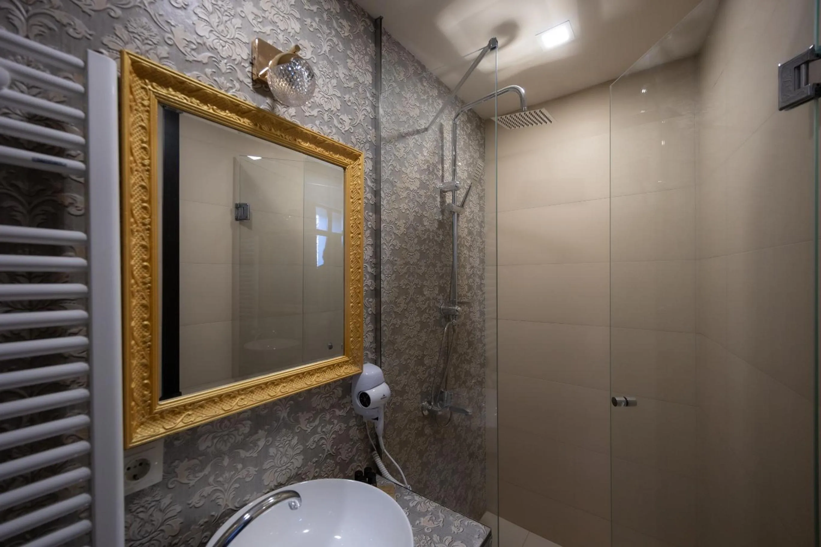 Bathroom in Regraph Hotel