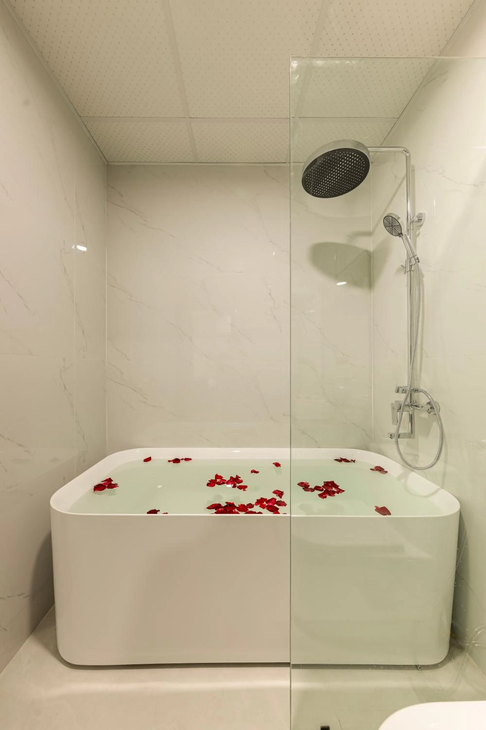 Shower in MAI Luxury Hotel Ninh Binh