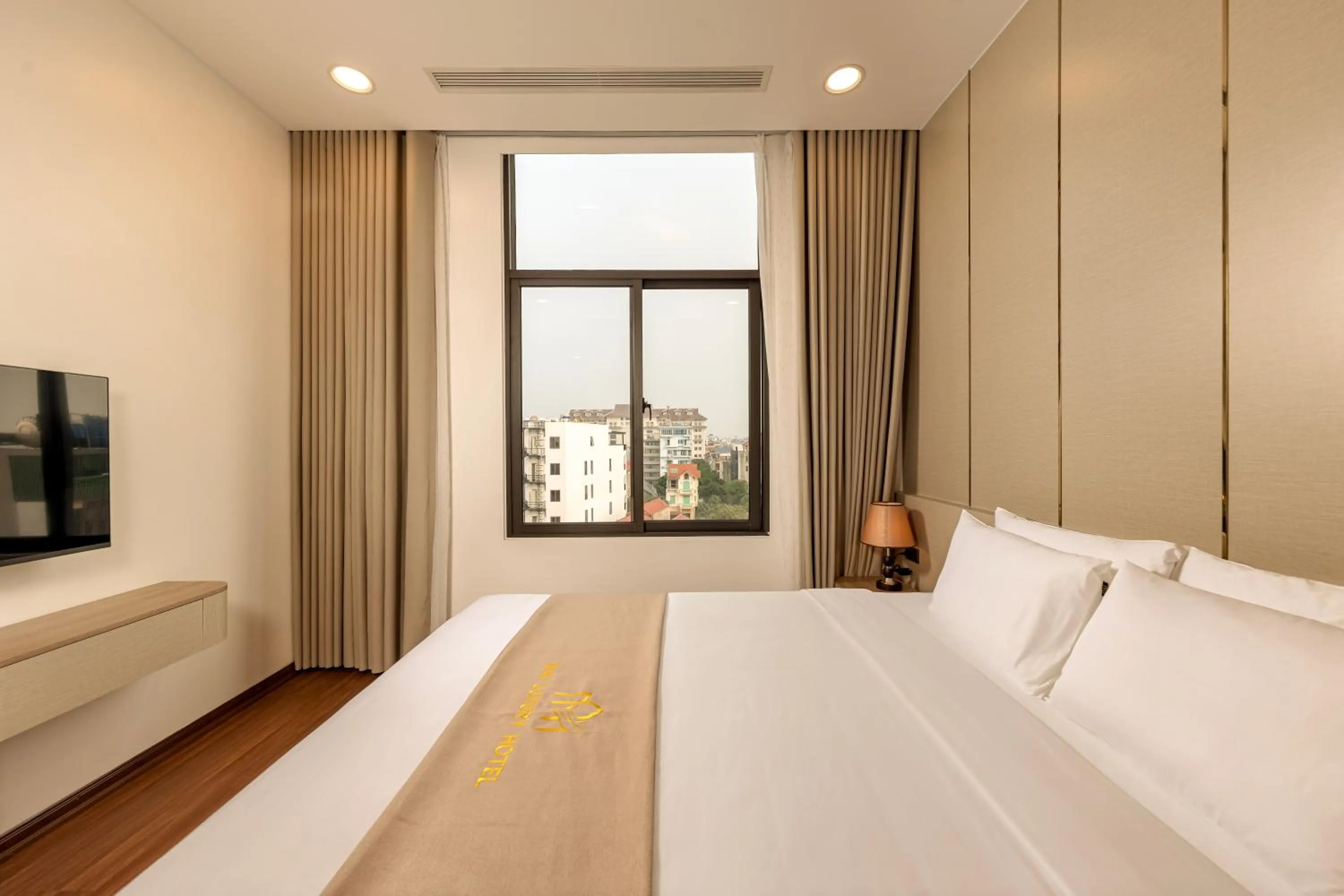 Communal lounge/ TV room, Bed in MAI Luxury Hotel Ninh Binh