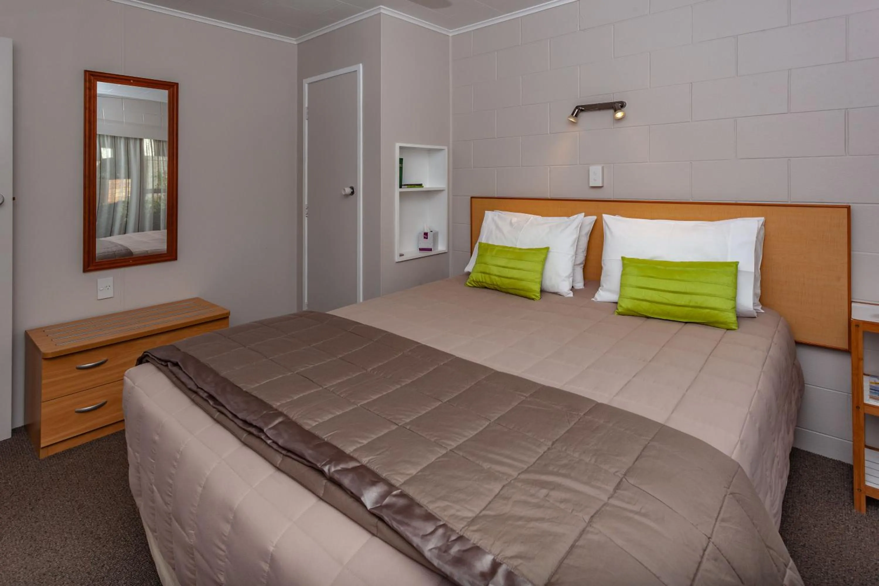 Bedroom, Bed in Brookby Motel