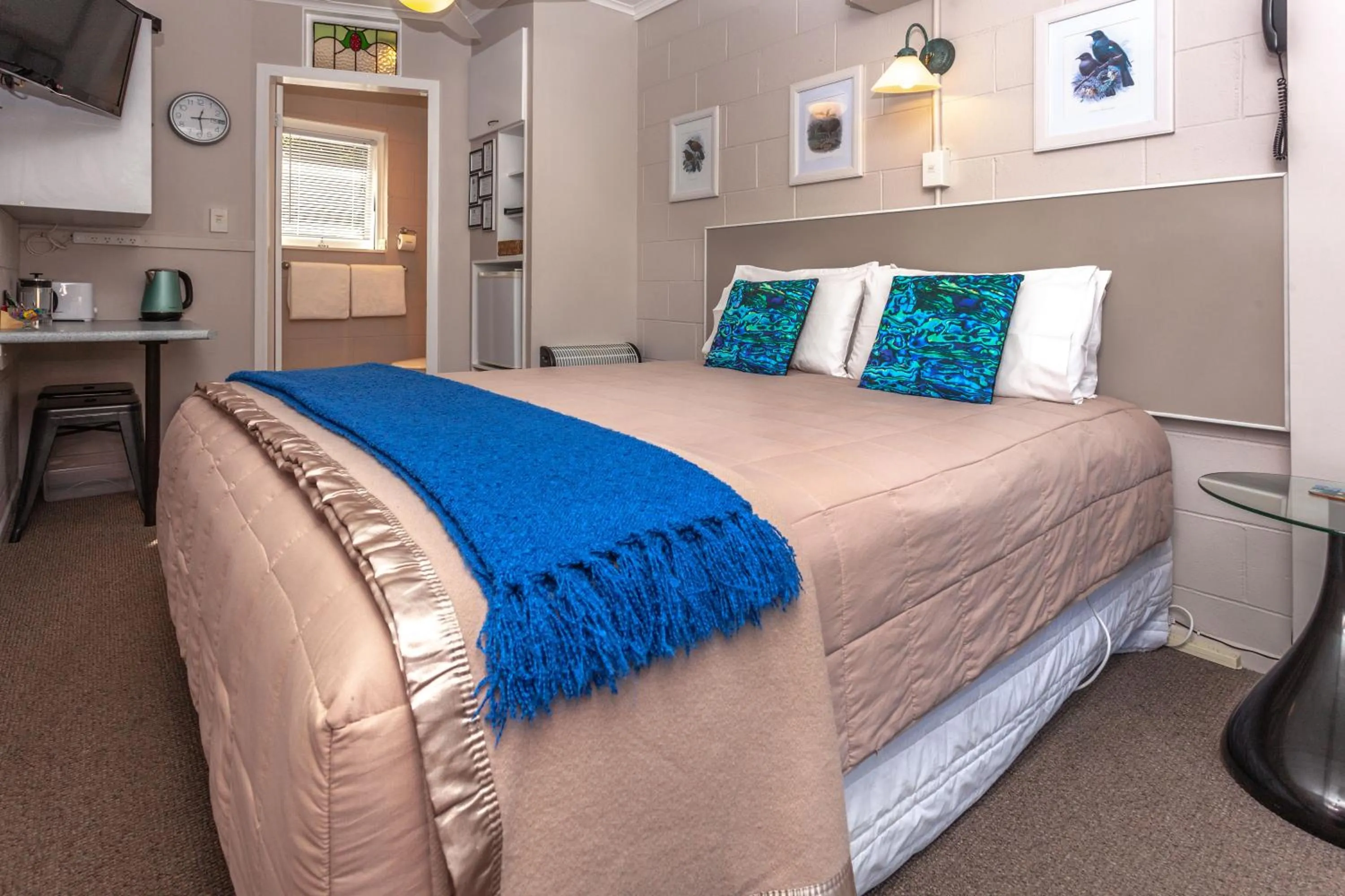 Shower, Bed in Brookby Motel