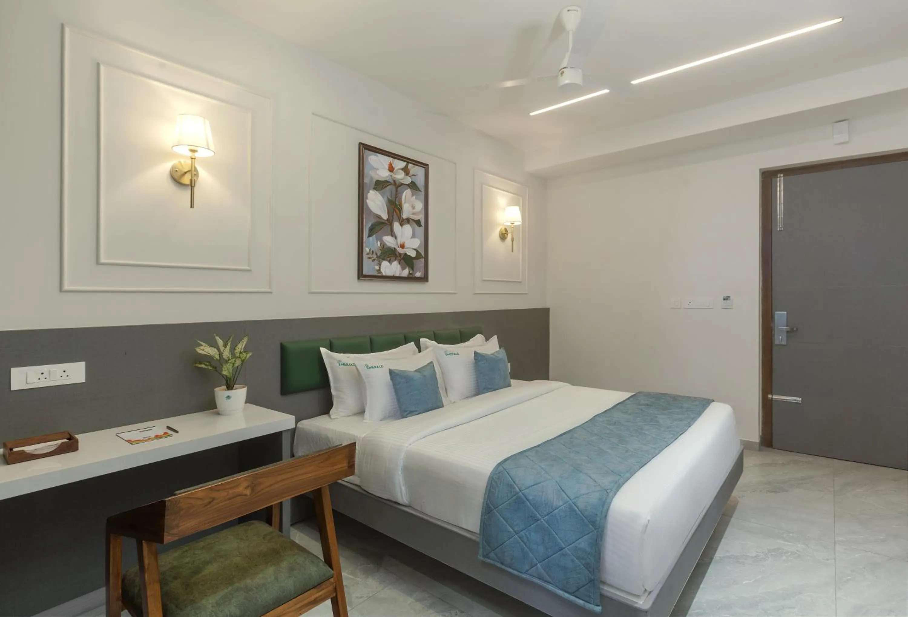 Bedroom, Bed in The Emerald