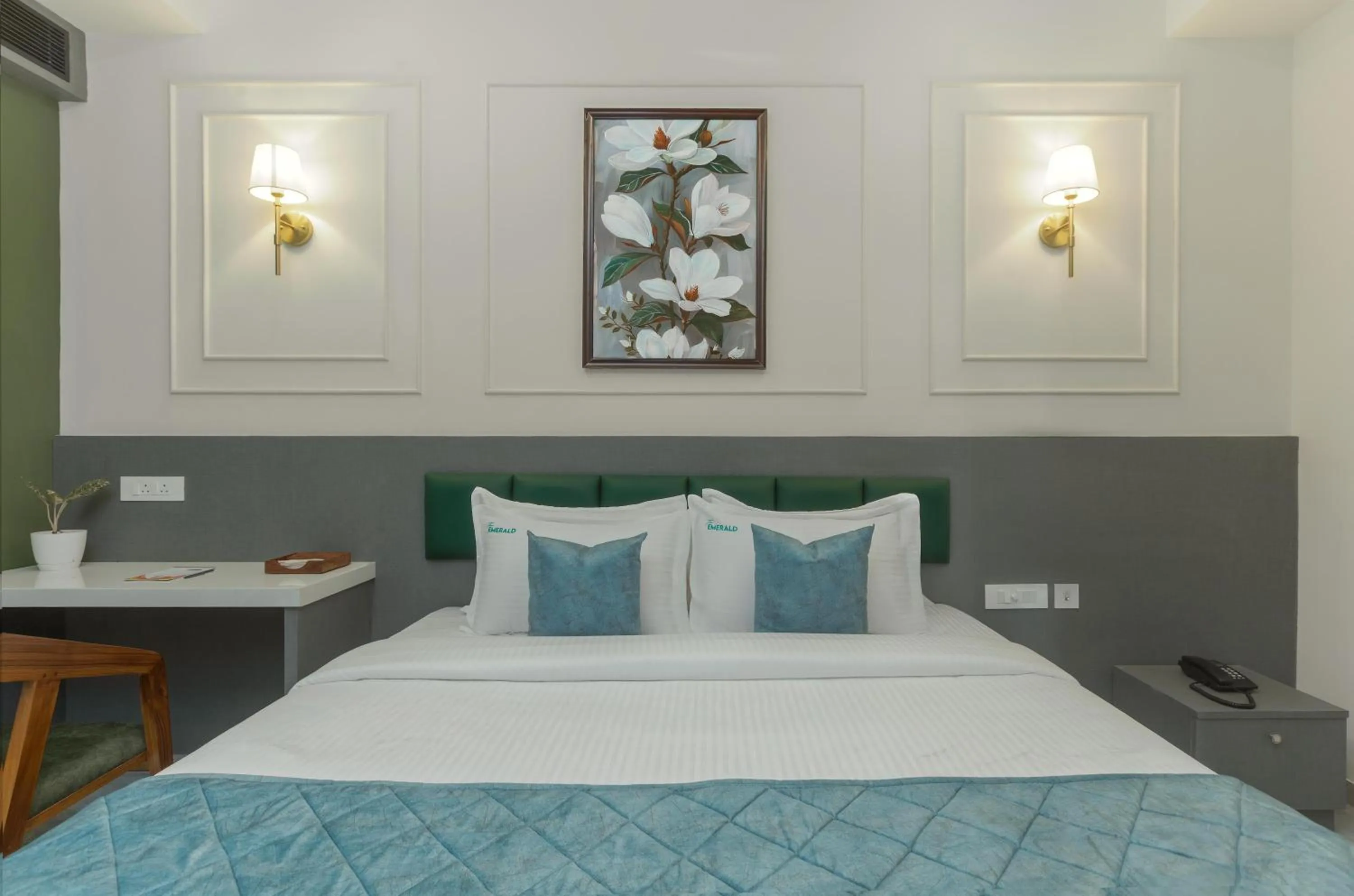 Bedroom, Bed in The Emerald