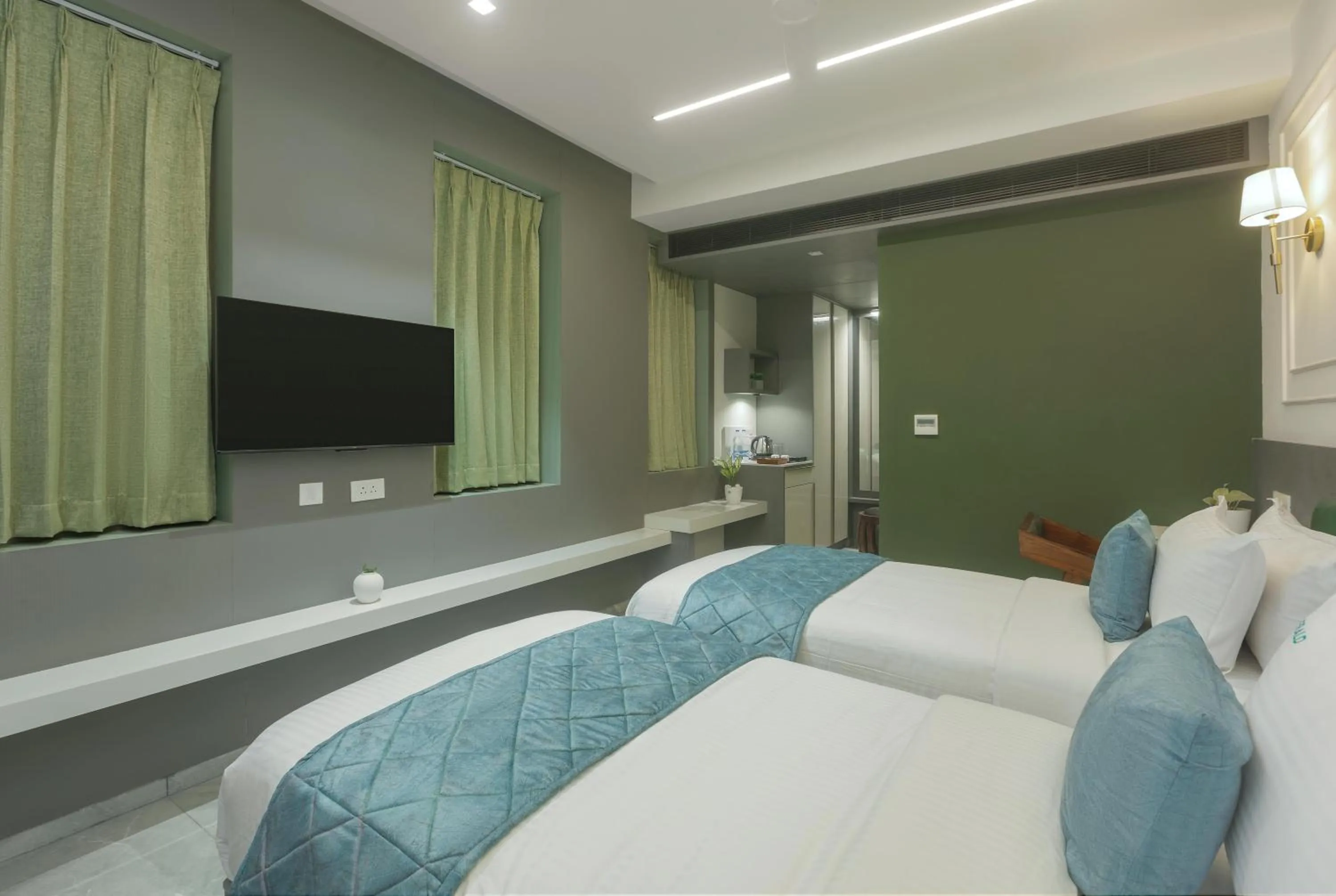 Photo of the whole room, Bed in The Emerald