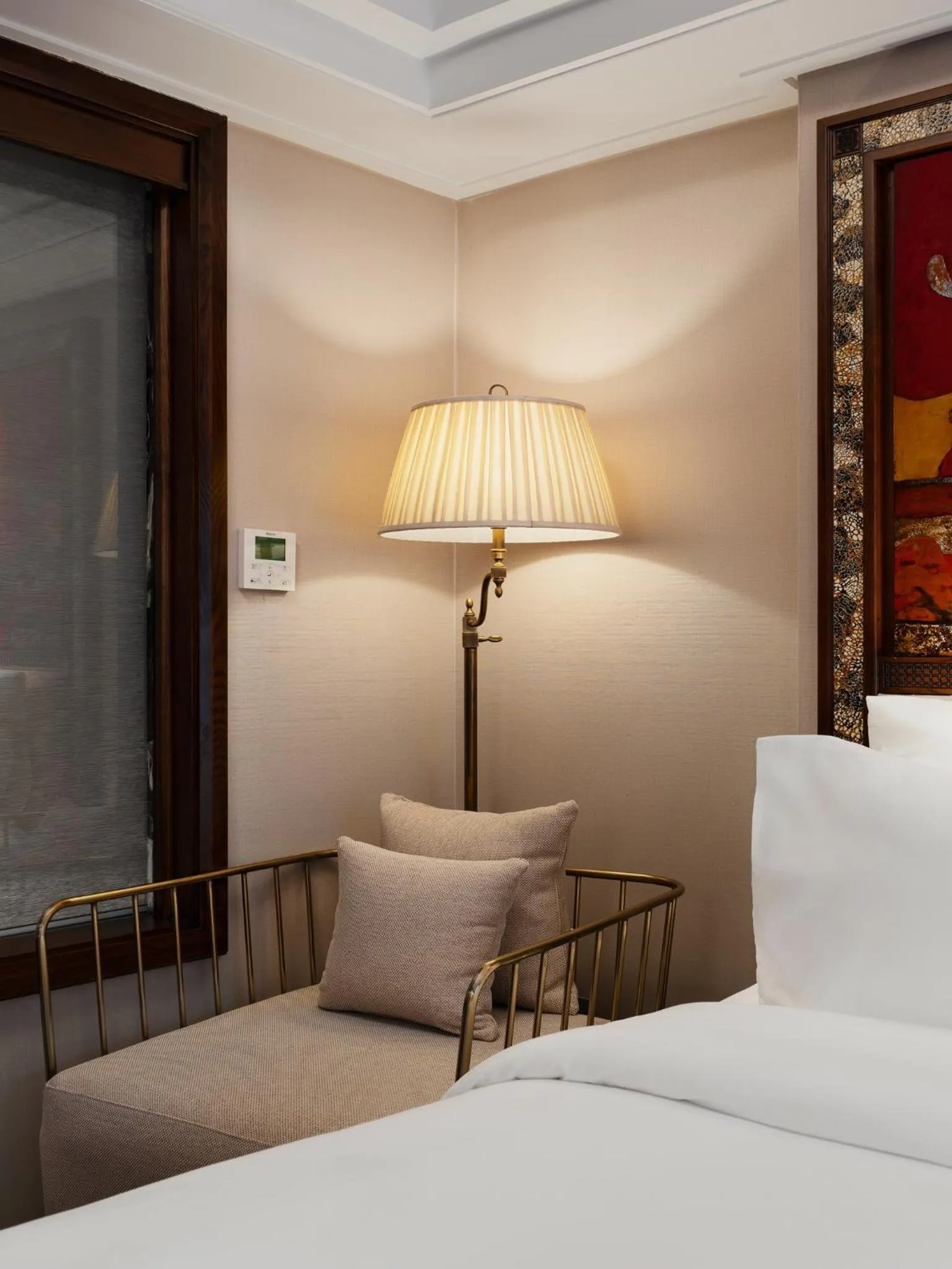 Seating area, Bed in Peridot Gallery Classic Hotel