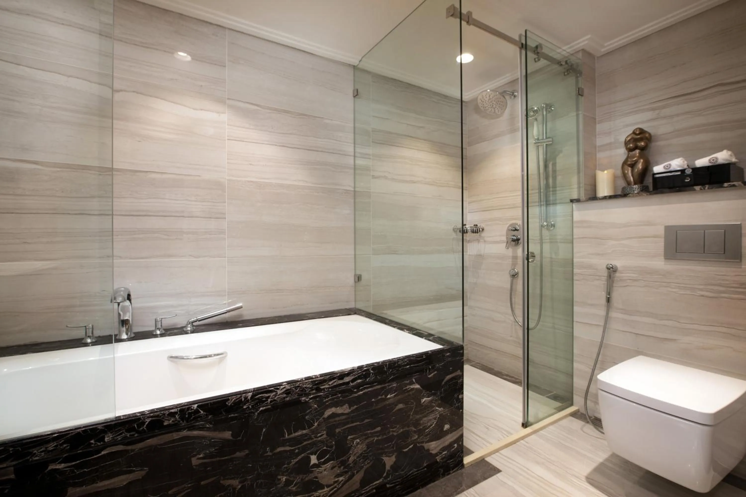 Shower in Peridot Gallery Classic Hotel