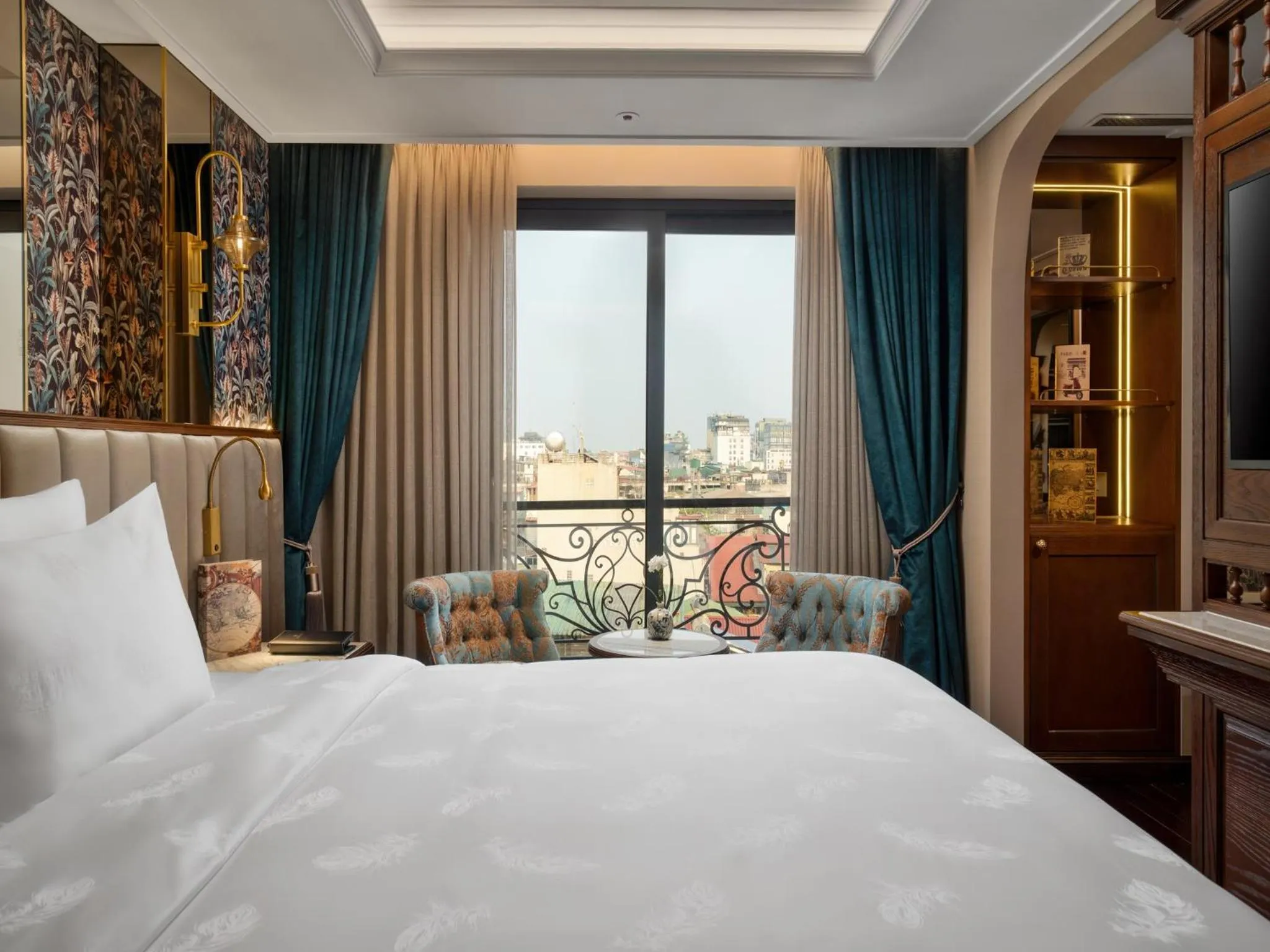 Bed in Peridot Gallery Classic Hotel