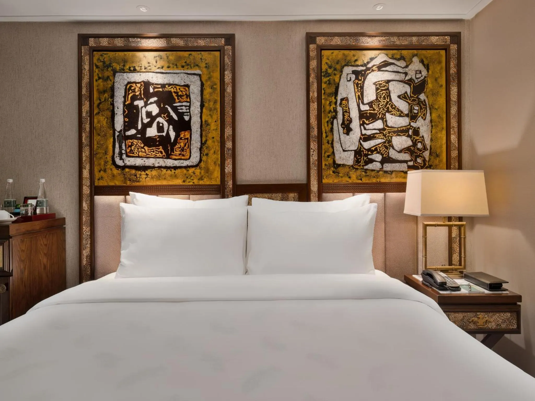 Decorative detail, Bed in Peridot Gallery Classic Hotel