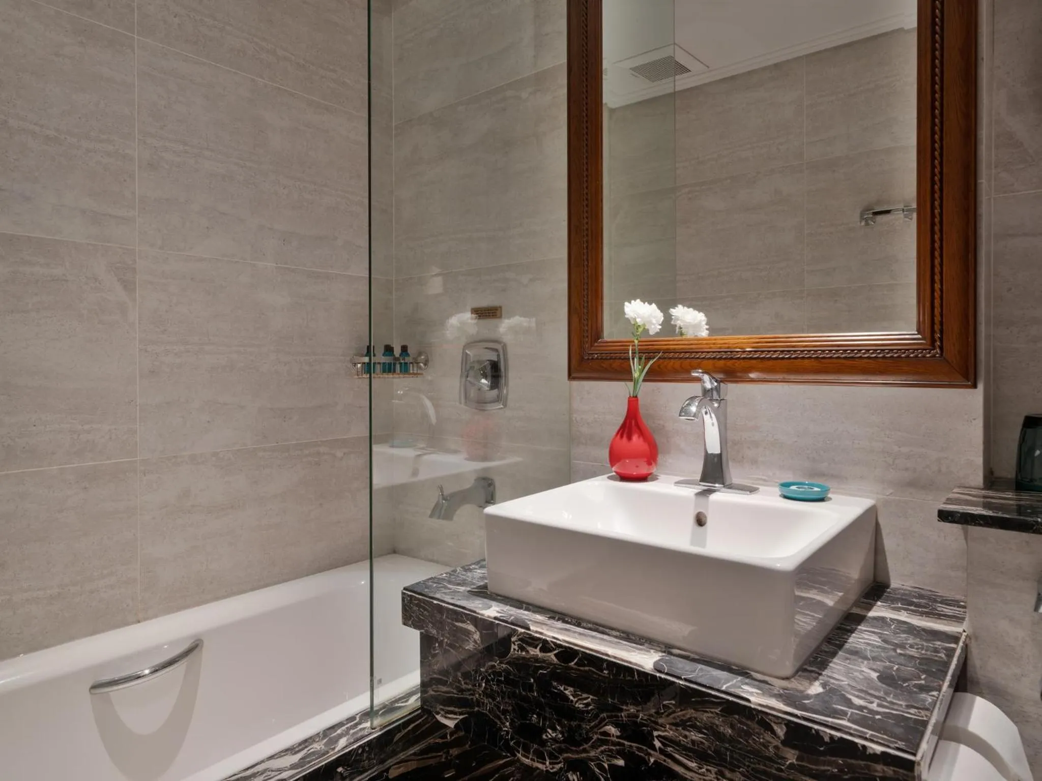 Bathroom in Peridot Gallery Classic Hotel