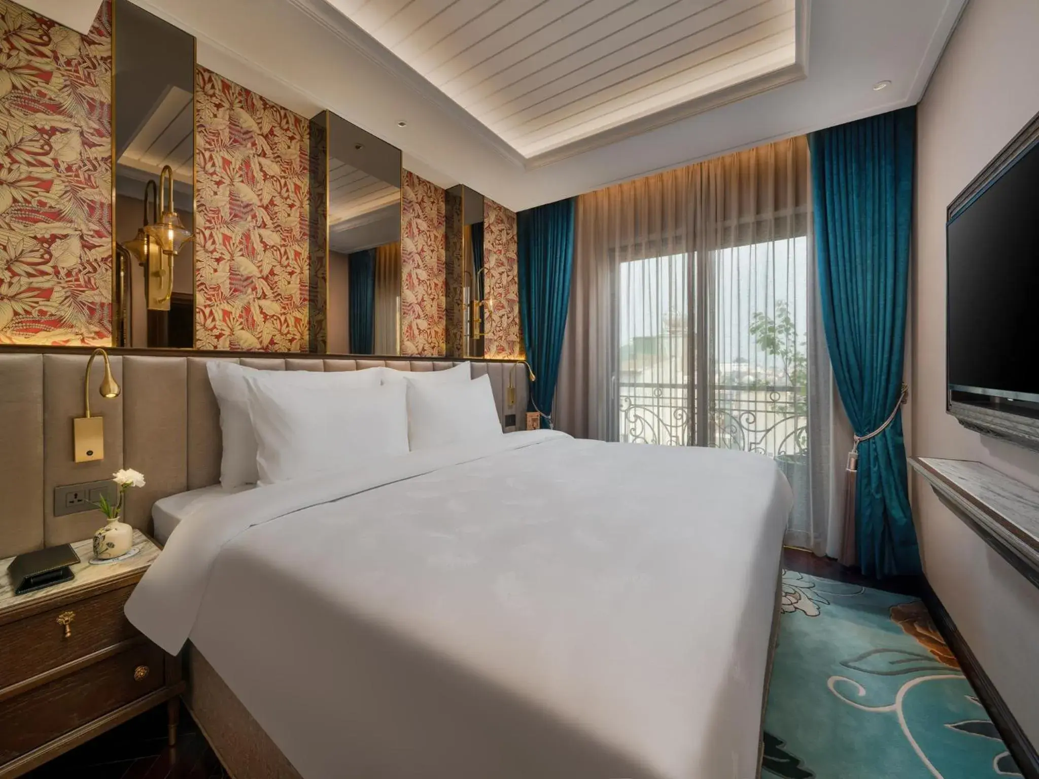 King Suite with Balcony in Peridot Gallery Classic Hotel King Suite with Balcony in Peridot Gallery Classic Hotel