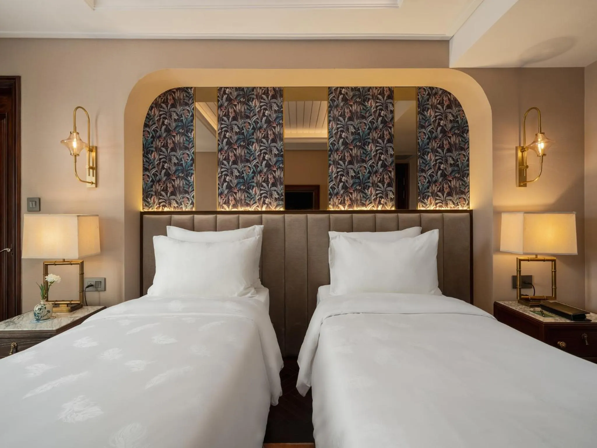 Bed in Peridot Gallery Classic Hotel