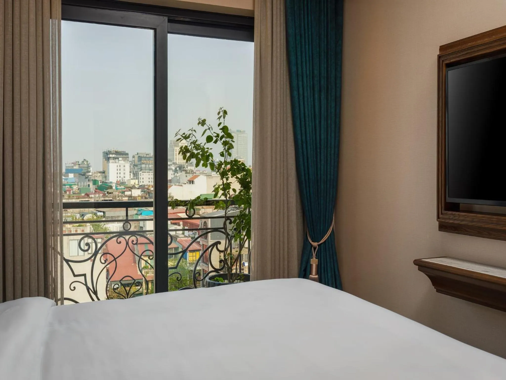 View (from property/room), Bed in Peridot Gallery Classic Hotel