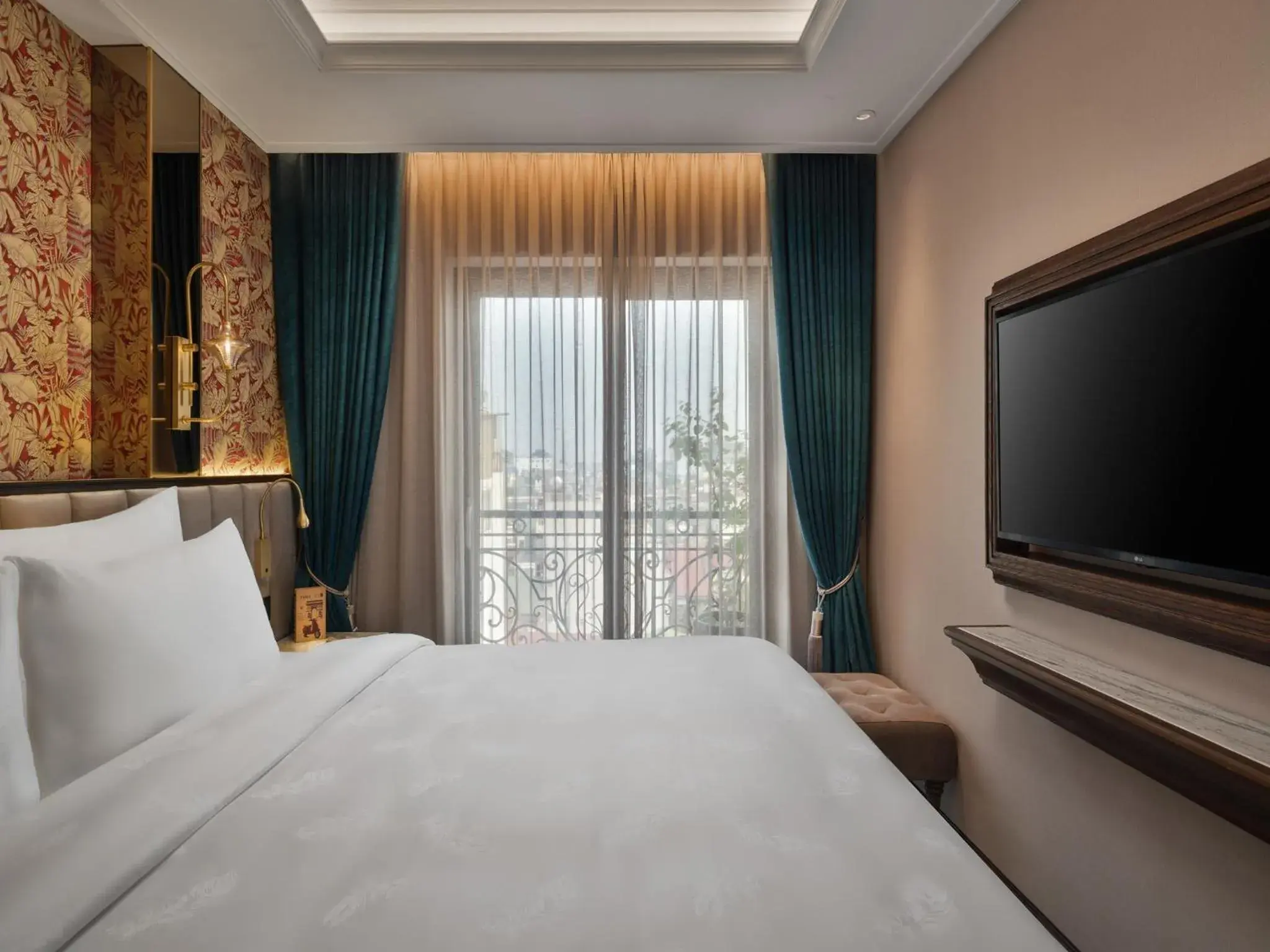 View (from property/room), Bed in Peridot Gallery Classic Hotel View (from property/room), Bed in Peridot Gallery Classic Hotel