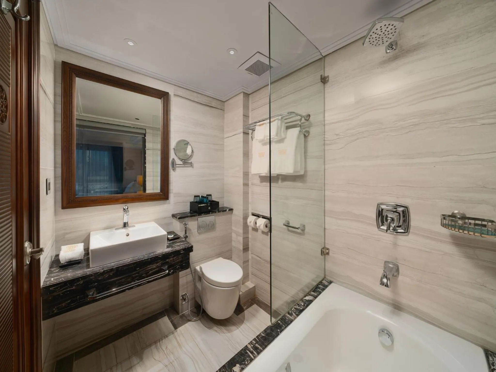 Shower in Peridot Gallery Classic Hotel