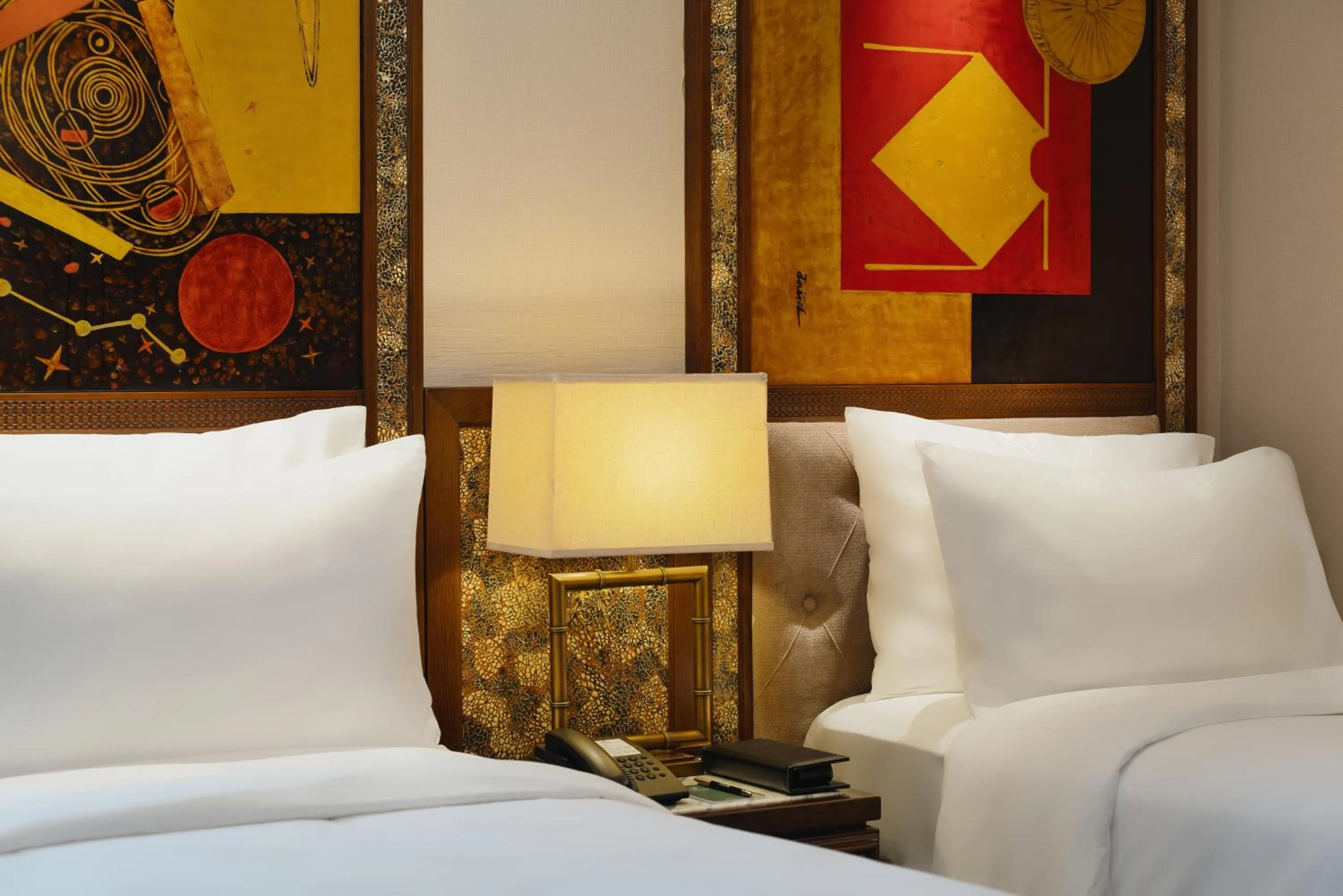 Bed in Peridot Gallery Classic Hotel