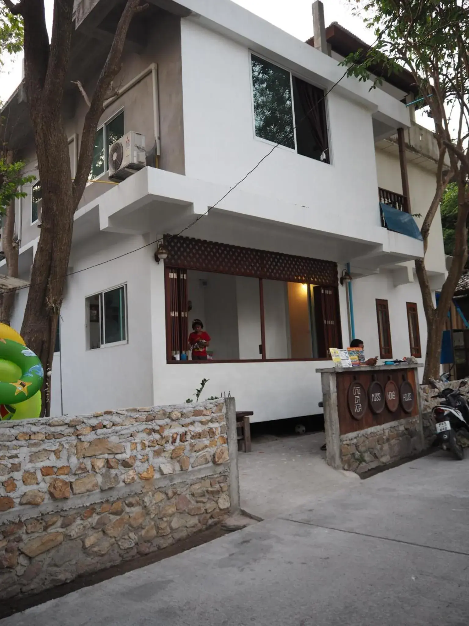 Property building in Miss Hong House Property building in Miss Hong House