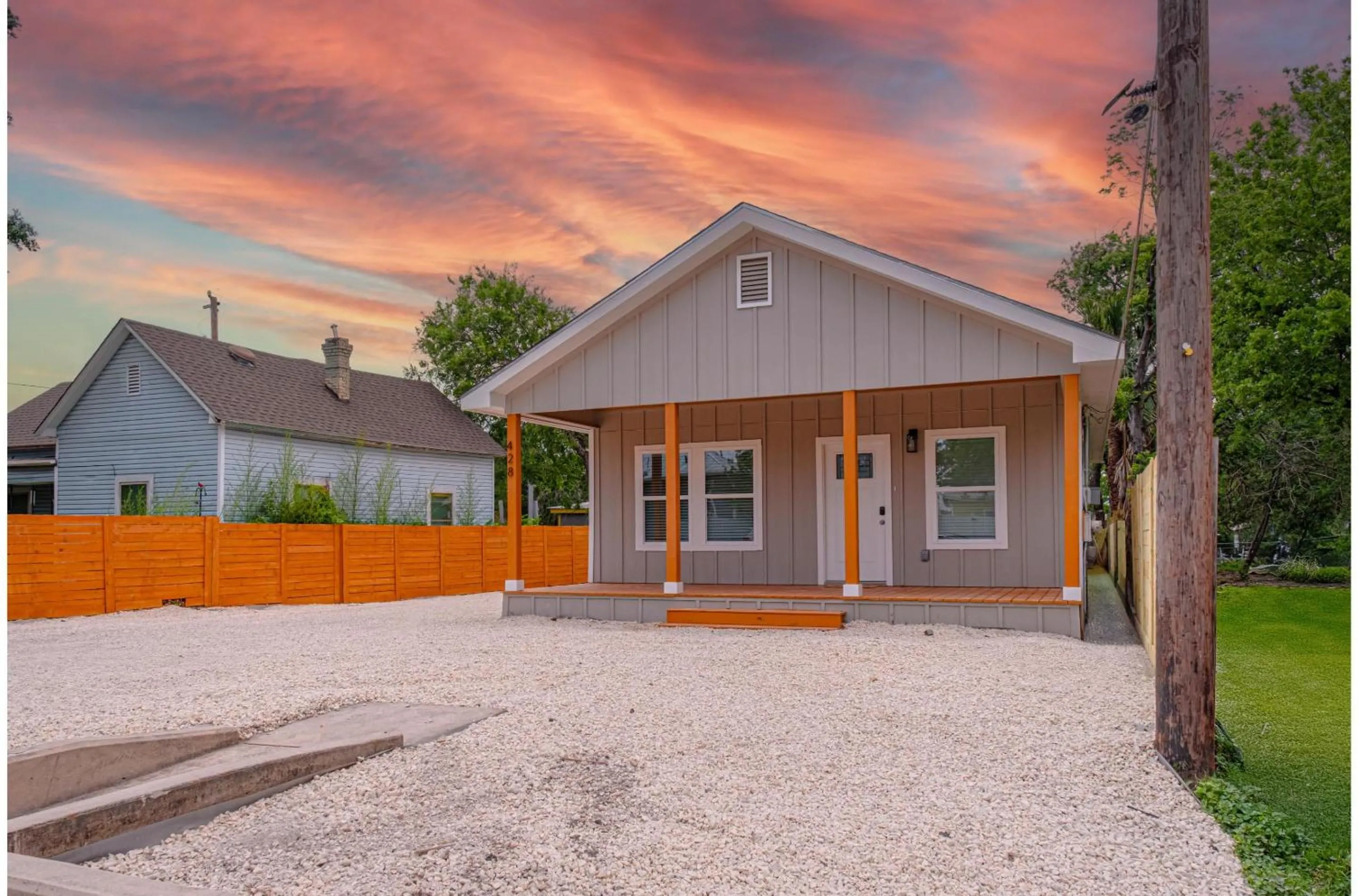 Vibrant 4BR3BA Oasis Near Happy Downtown