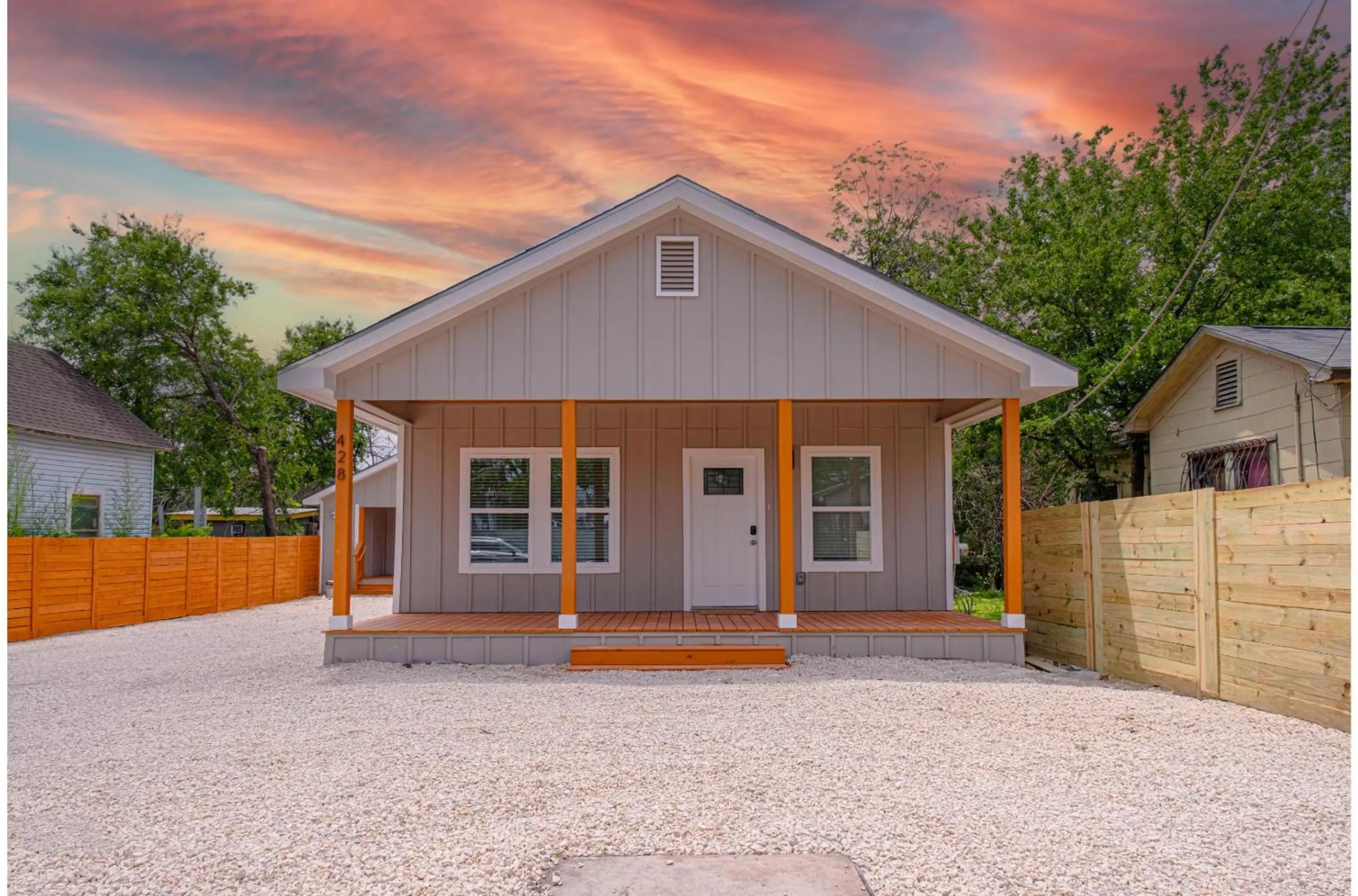 Vibrant 4BR3BA Oasis Near Happy Downtown