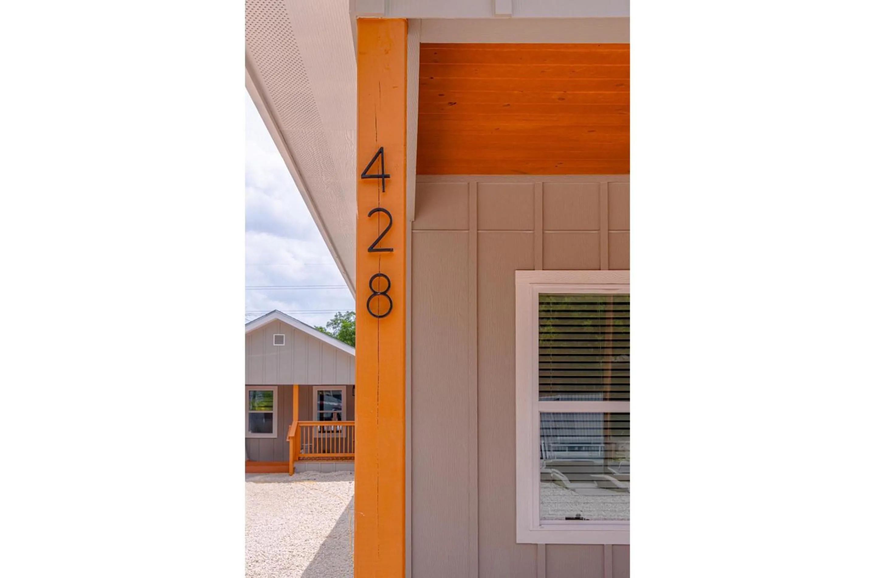 Vibrant 4BR3BA Oasis Near Happy Downtown