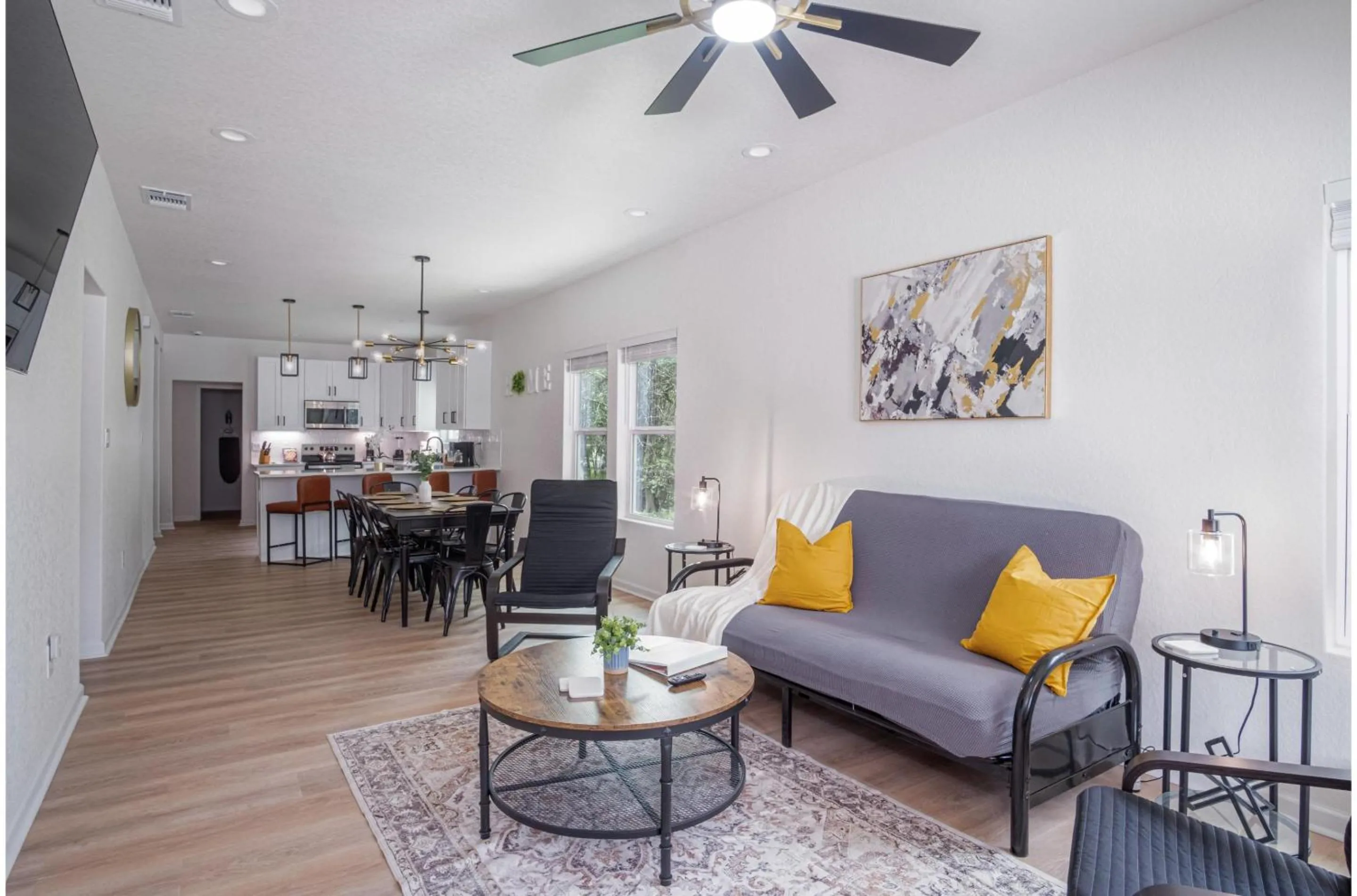 Vibrant 4BR3BA Oasis Near Happy Downtown