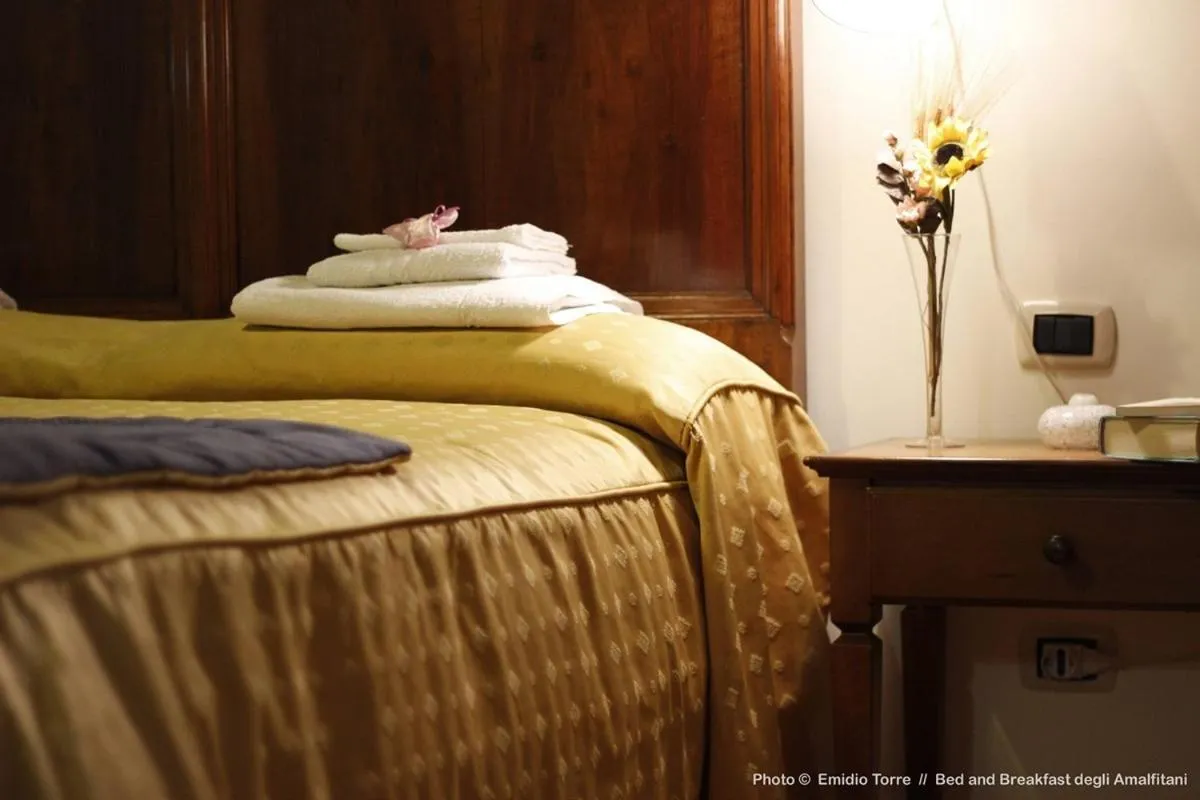 Decorative detail, Bed in B&B degli Amalfitani