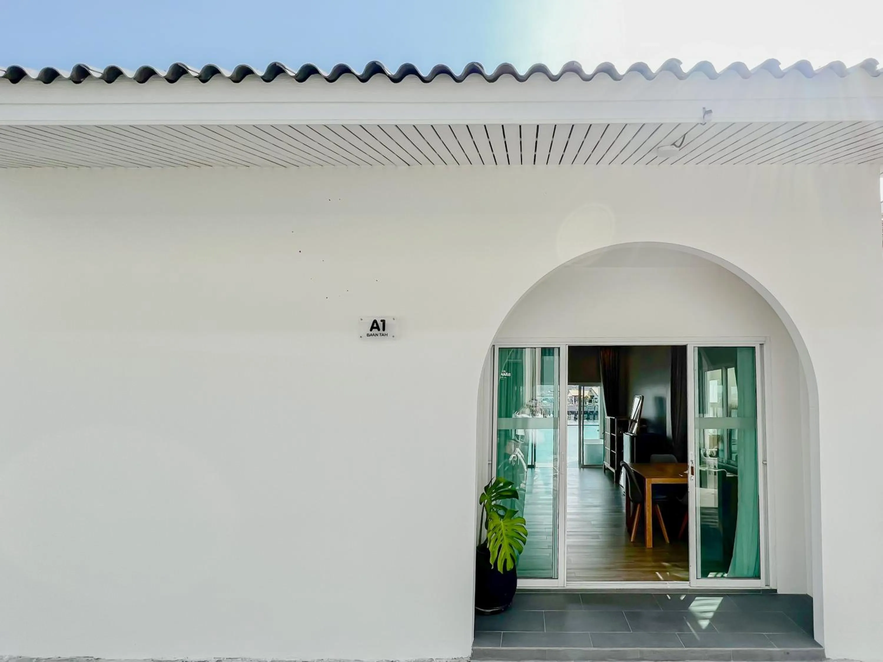 Facade/entrance in Baan Tah On The Sea