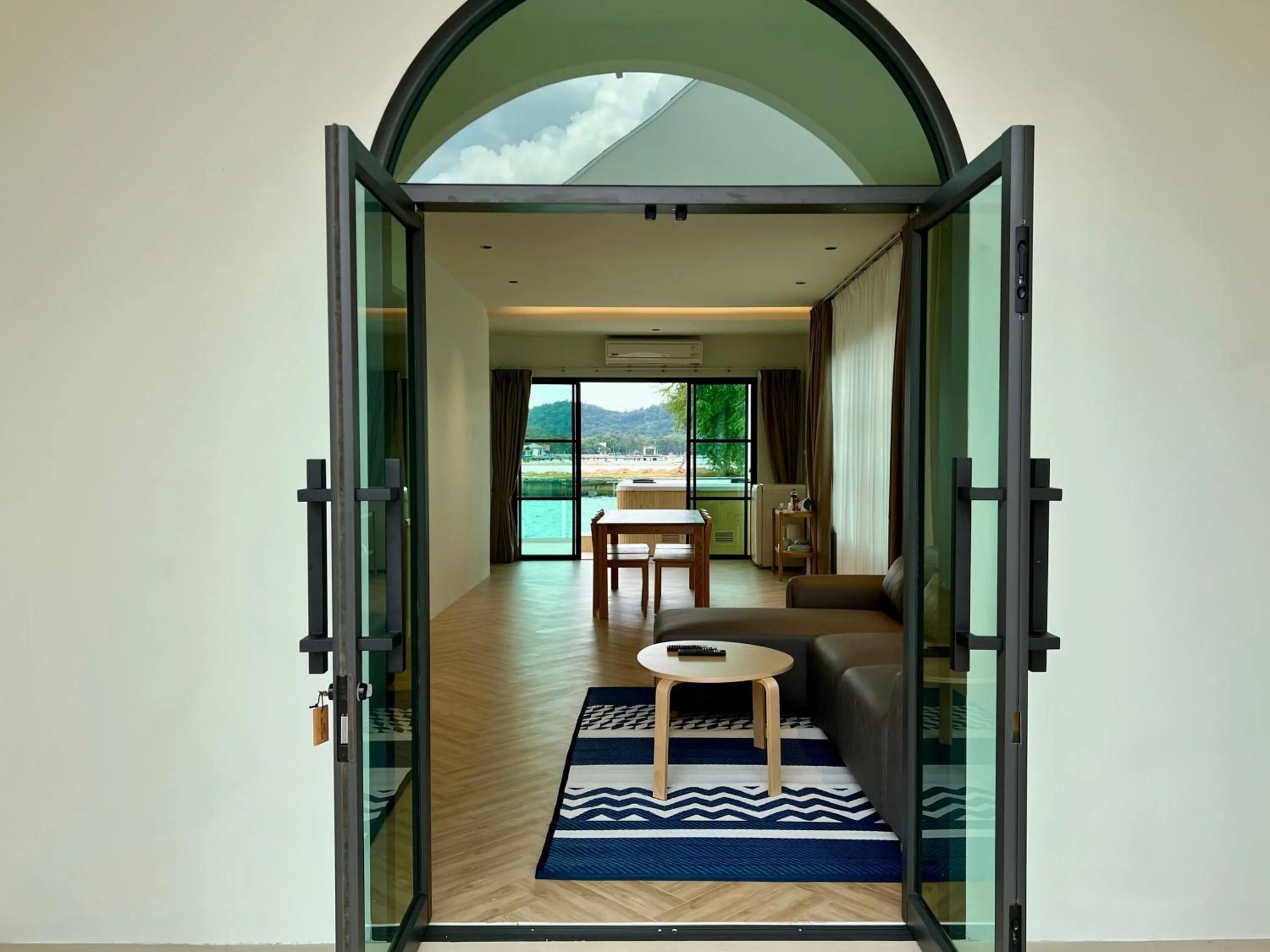 Facade/entrance, Bed in Baan Tah On The Sea