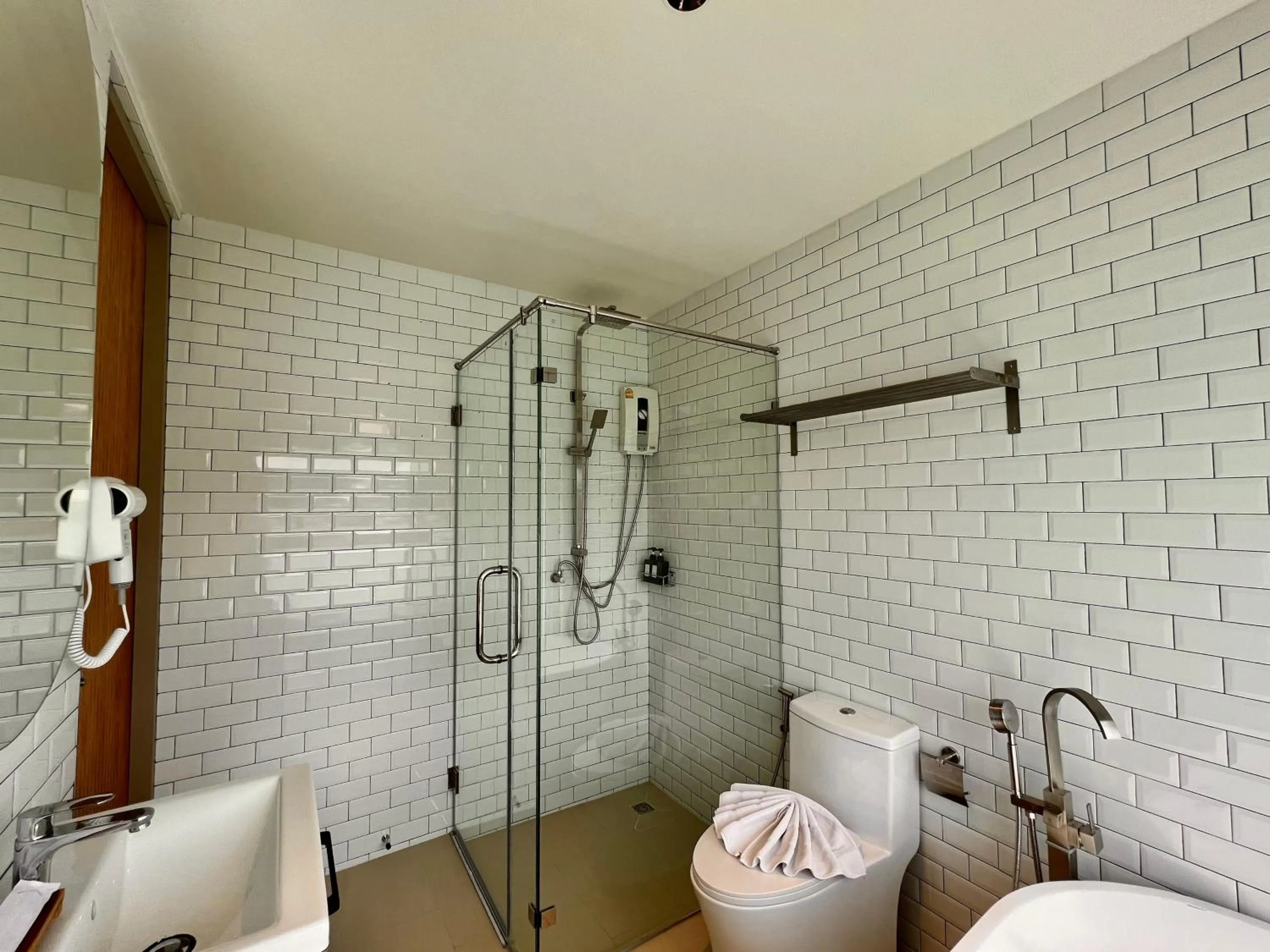 Shower in Baan Tah On The Sea