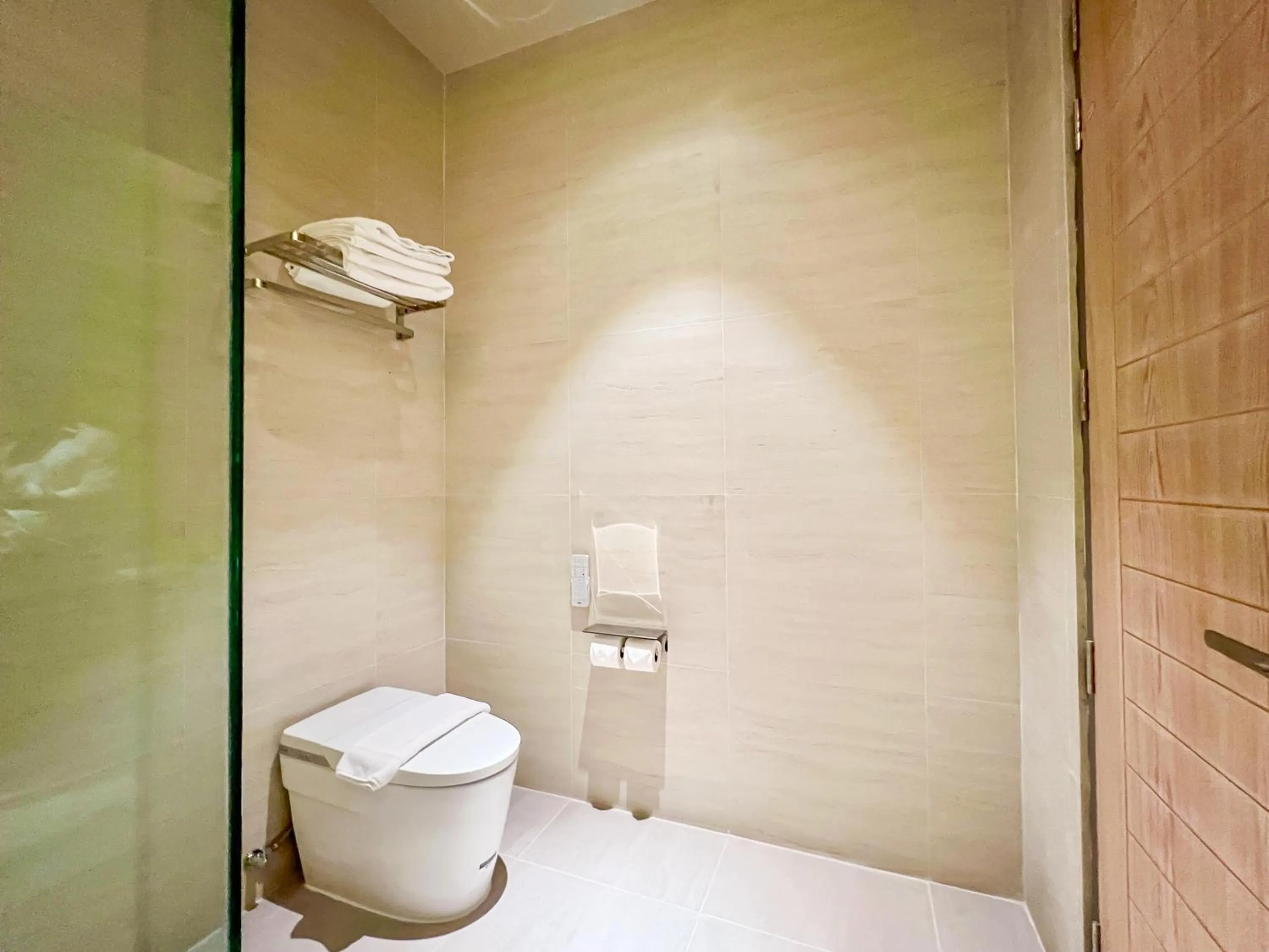 Toilet in Baan Tah On The Sea