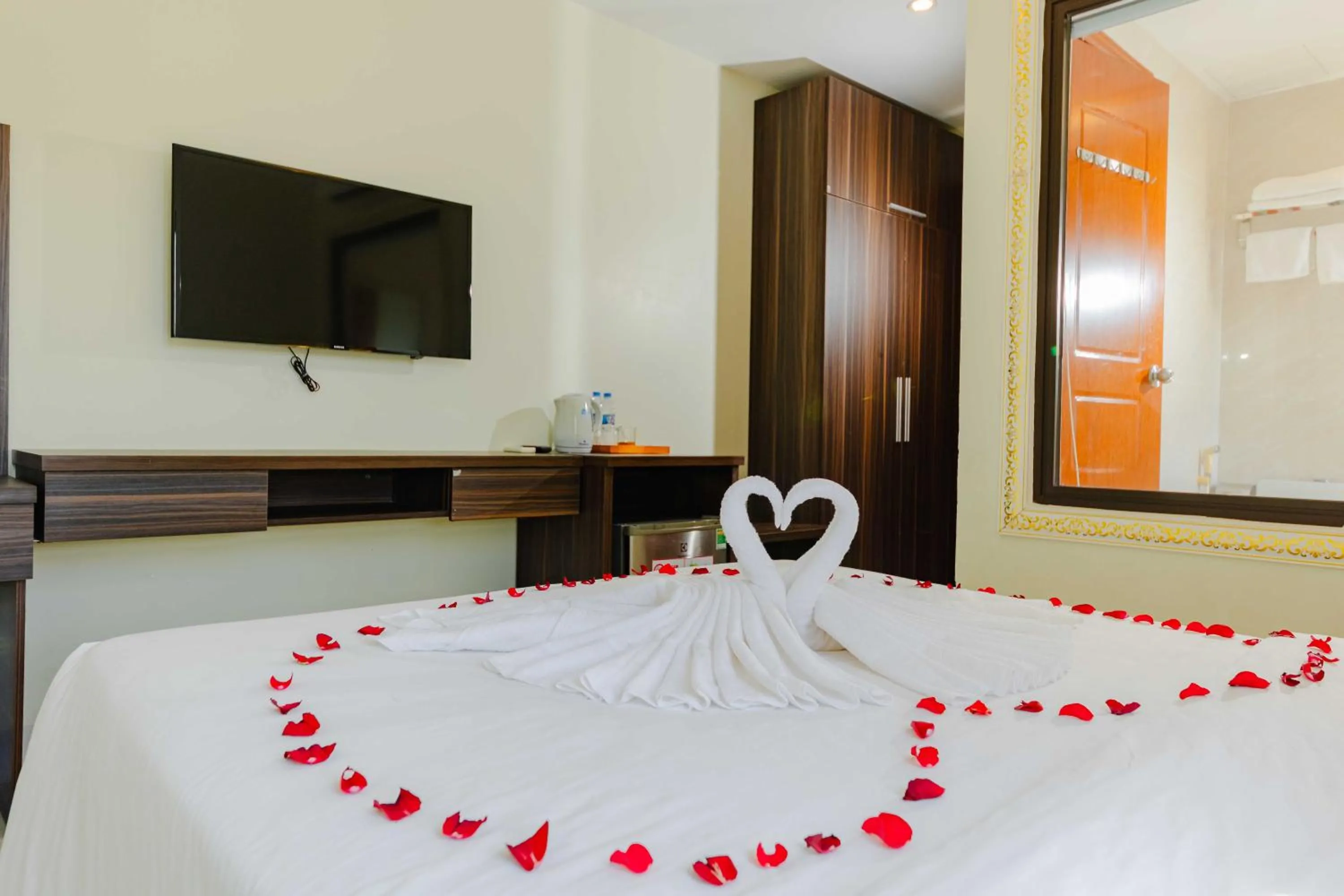 Communal lounge/ TV room, Bed in Sin OAE