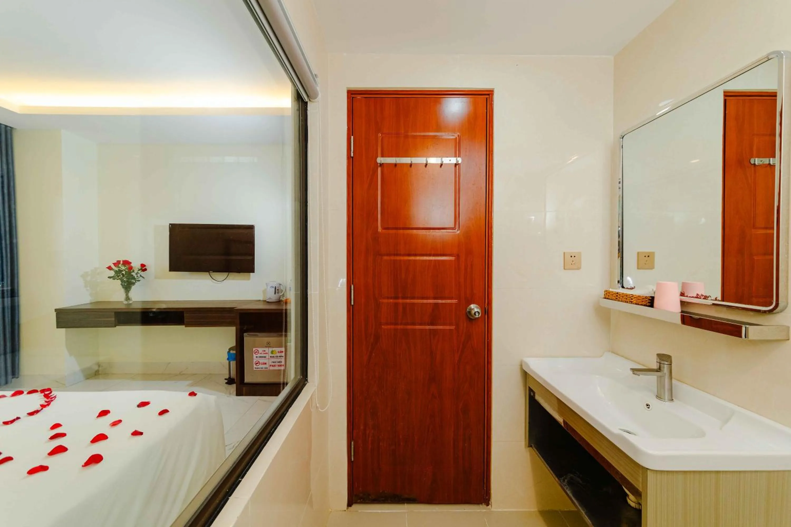 Photo of the whole room, Bed in Sin OAE