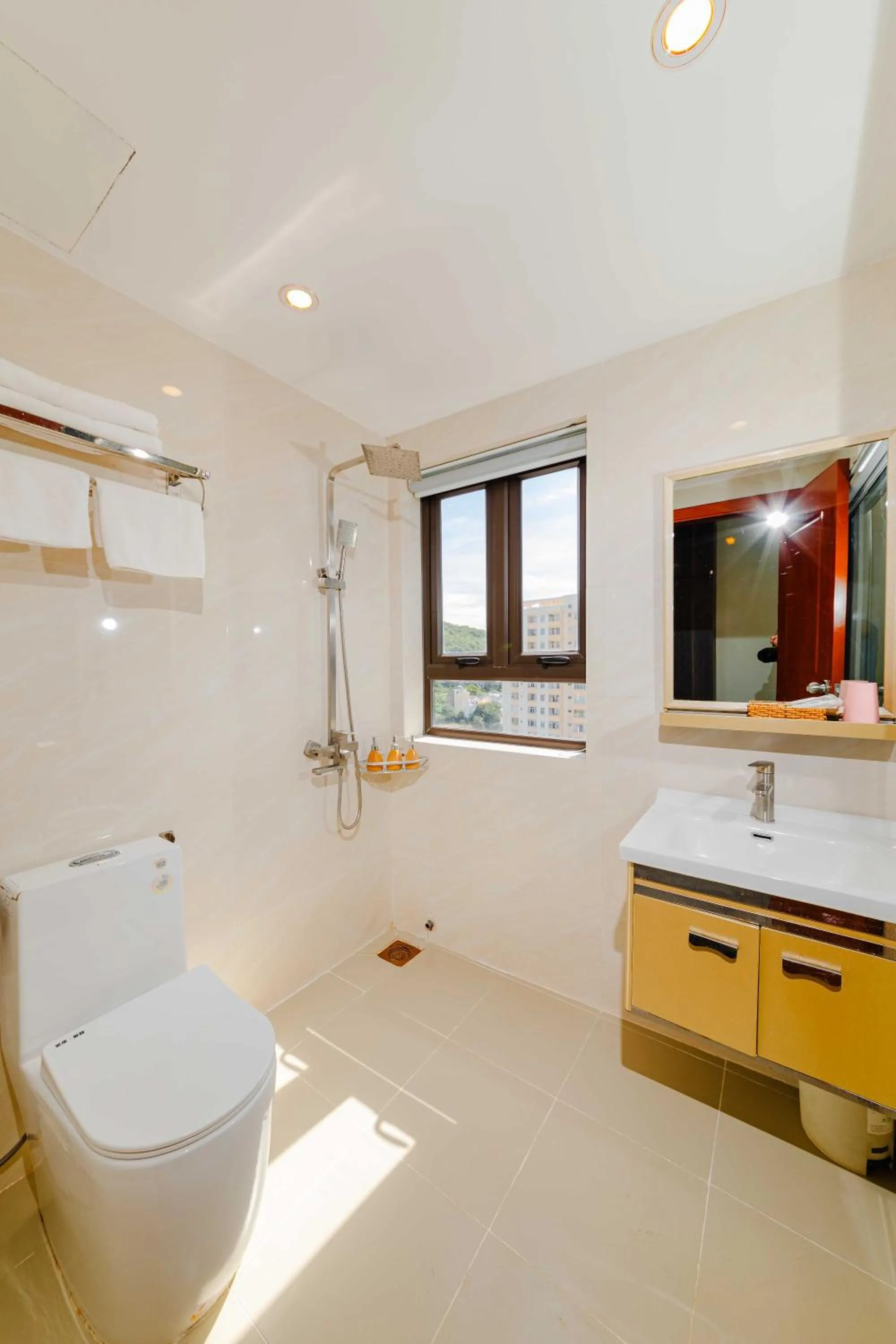Shower in Sin OAE