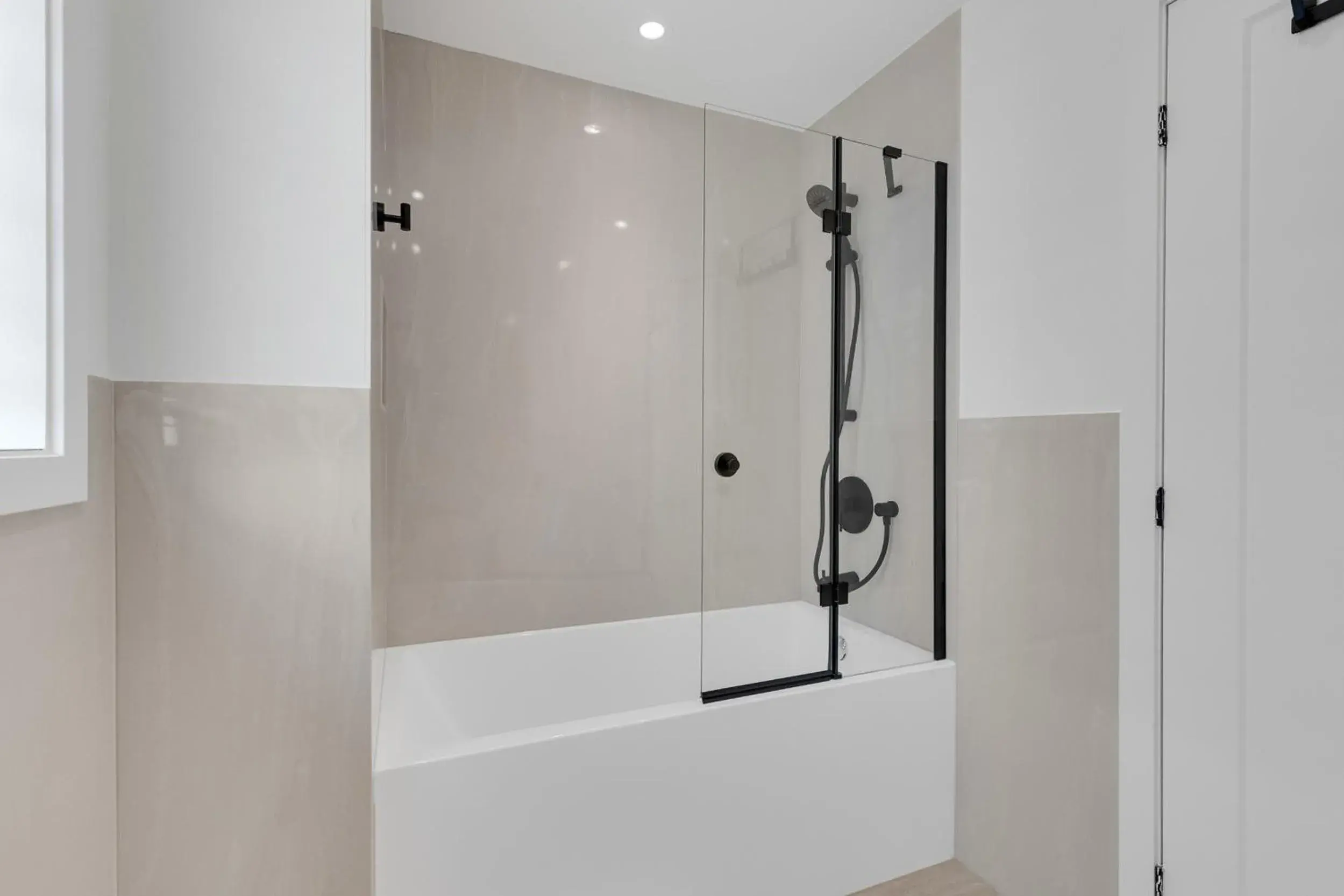 Two-Bedroom Apartment in Le Victoria Midtown Mtl Two-Bedroom Apartment in Le Victoria Midtown Mtl