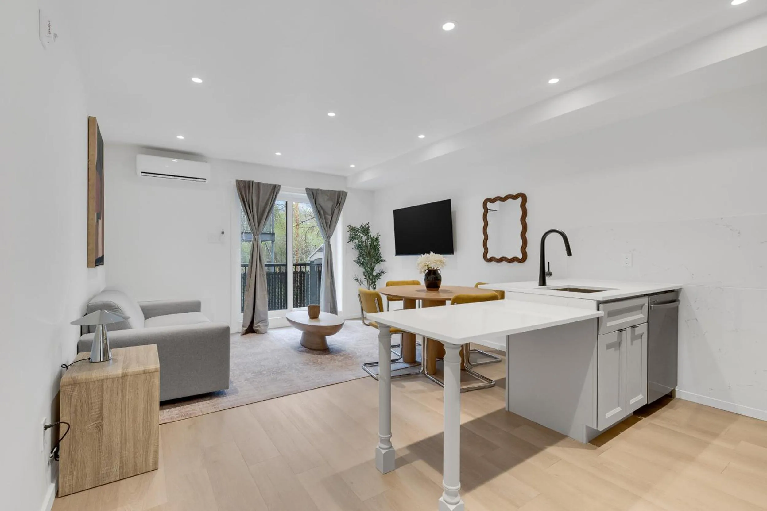 Three-Bedroom Apartment in Le Victoria Midtown Mtl
